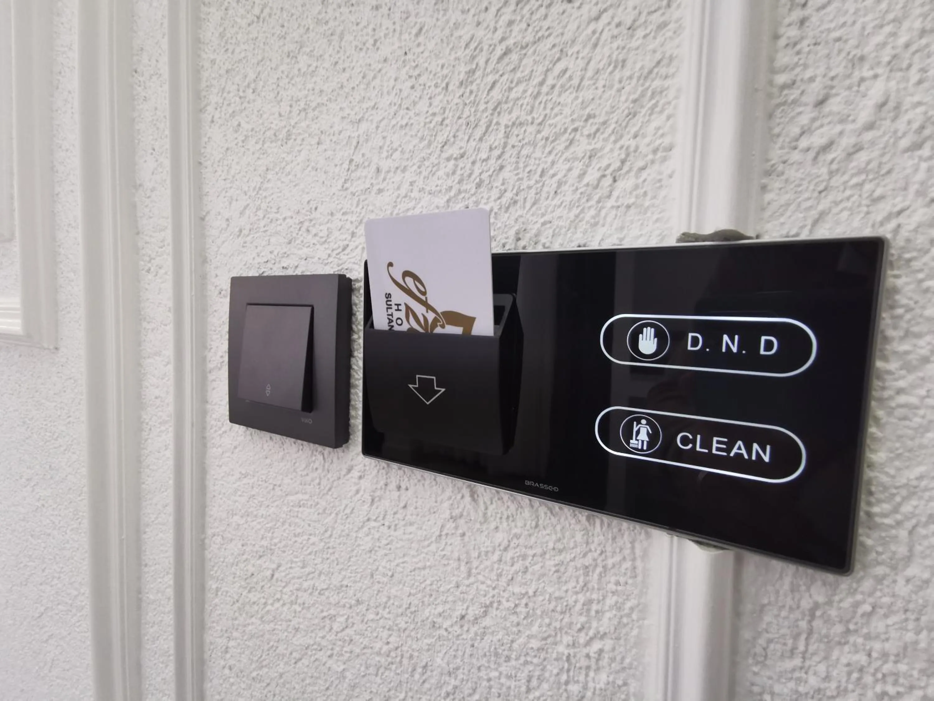 Text overlay in Efzen hotel