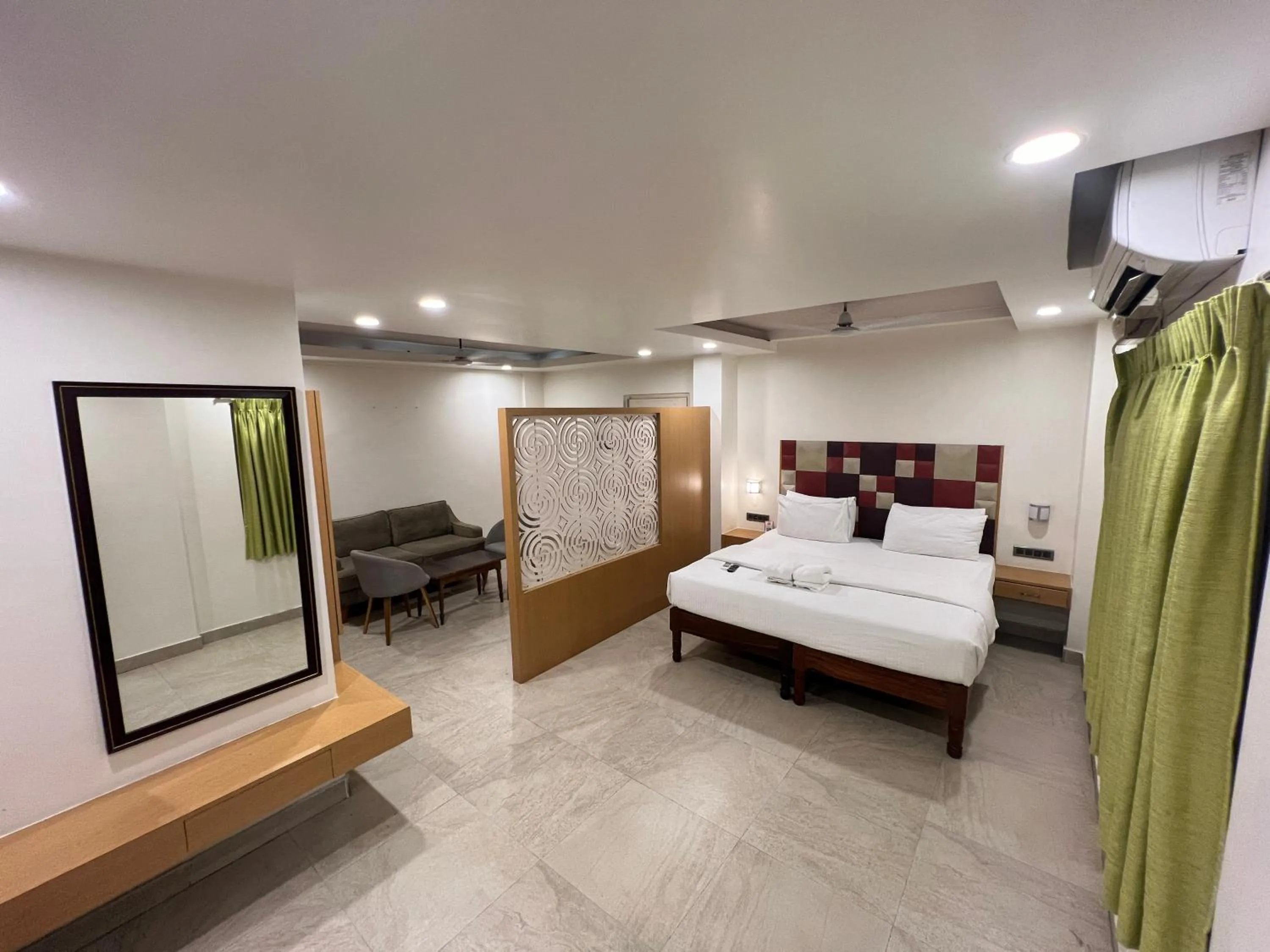 Photo of the whole room, Bed in Diviyum Manor