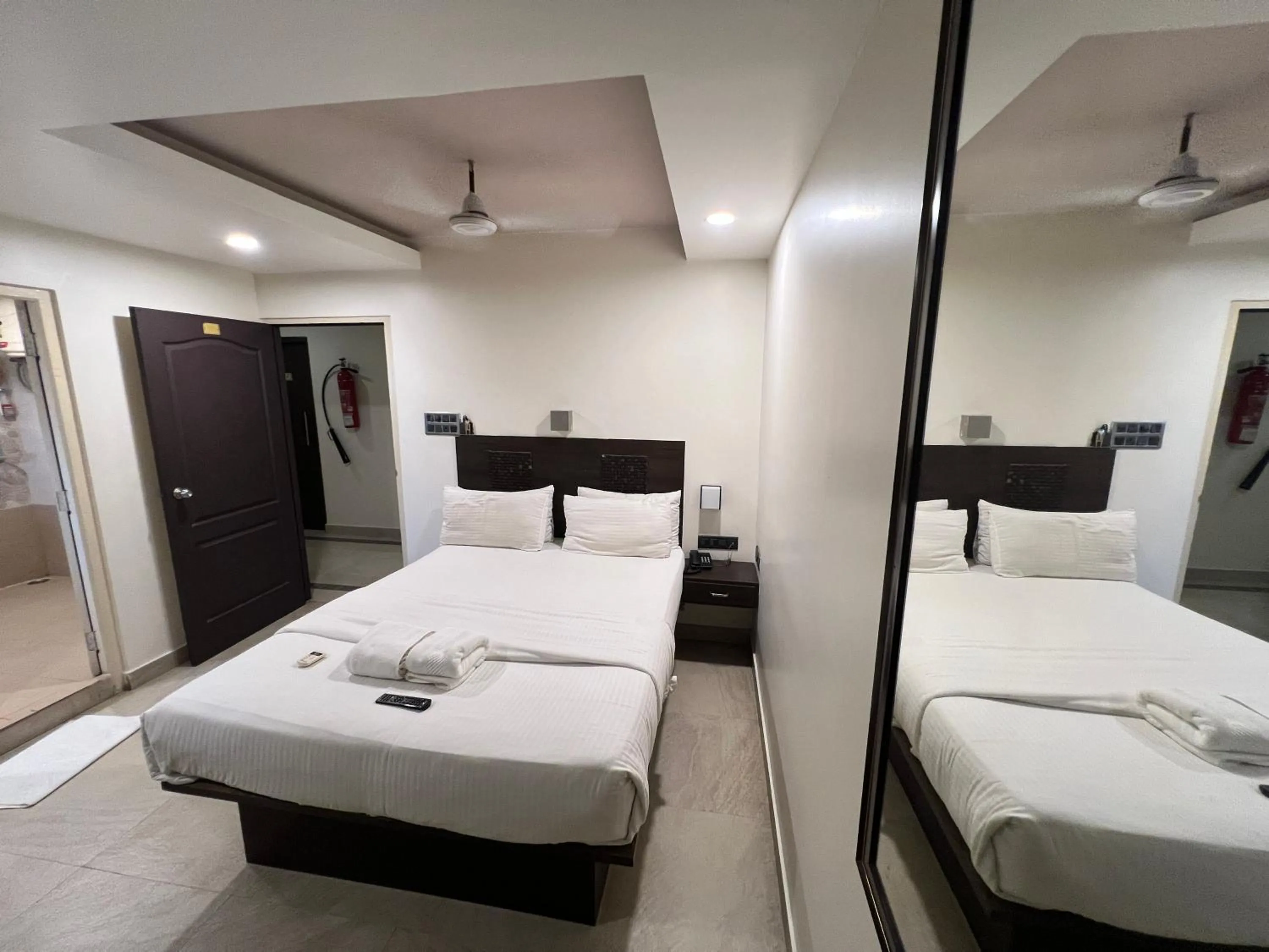 Photo of the whole room, Bed in Diviyum Manor