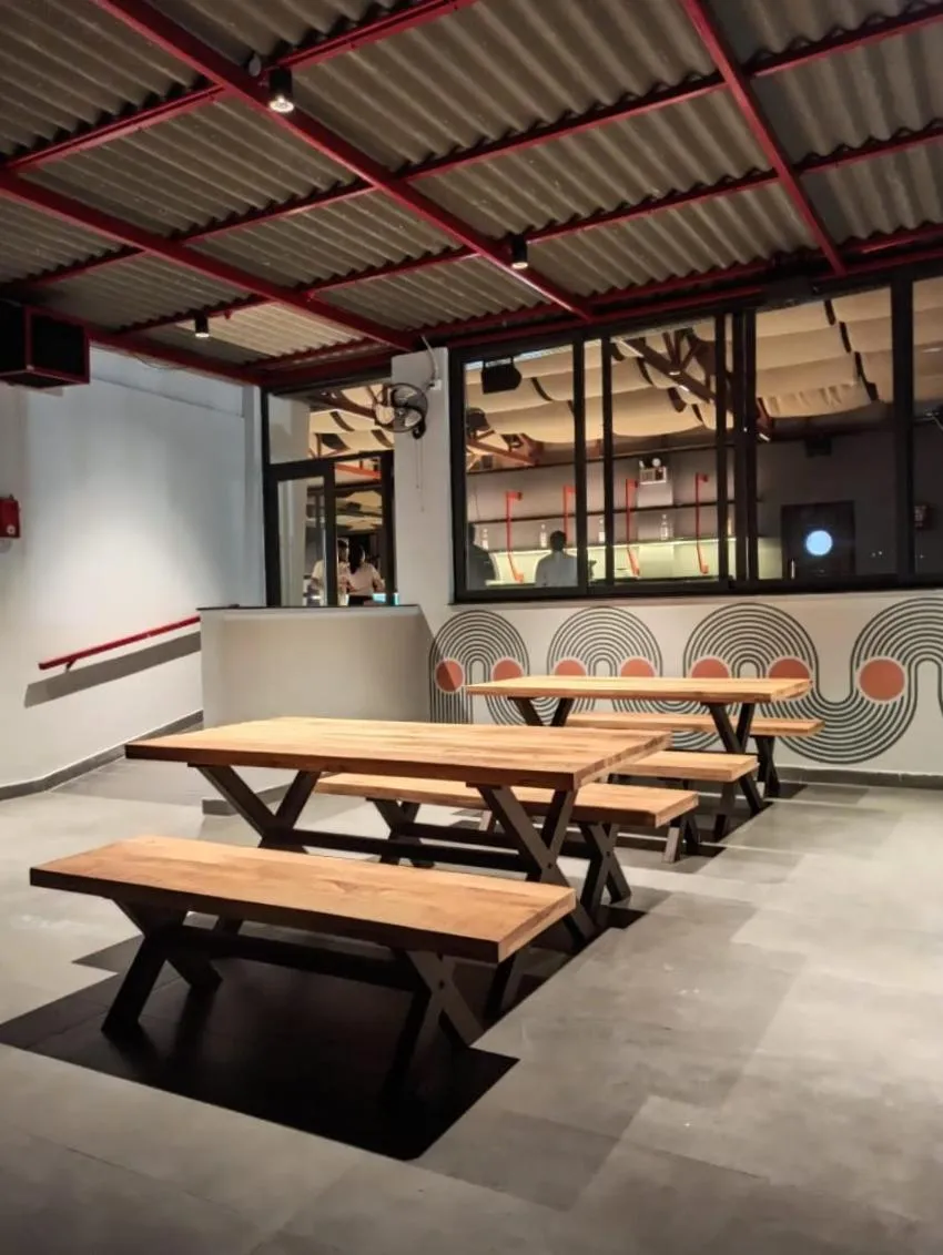 Restaurant/places to eat in Diviyum Manor