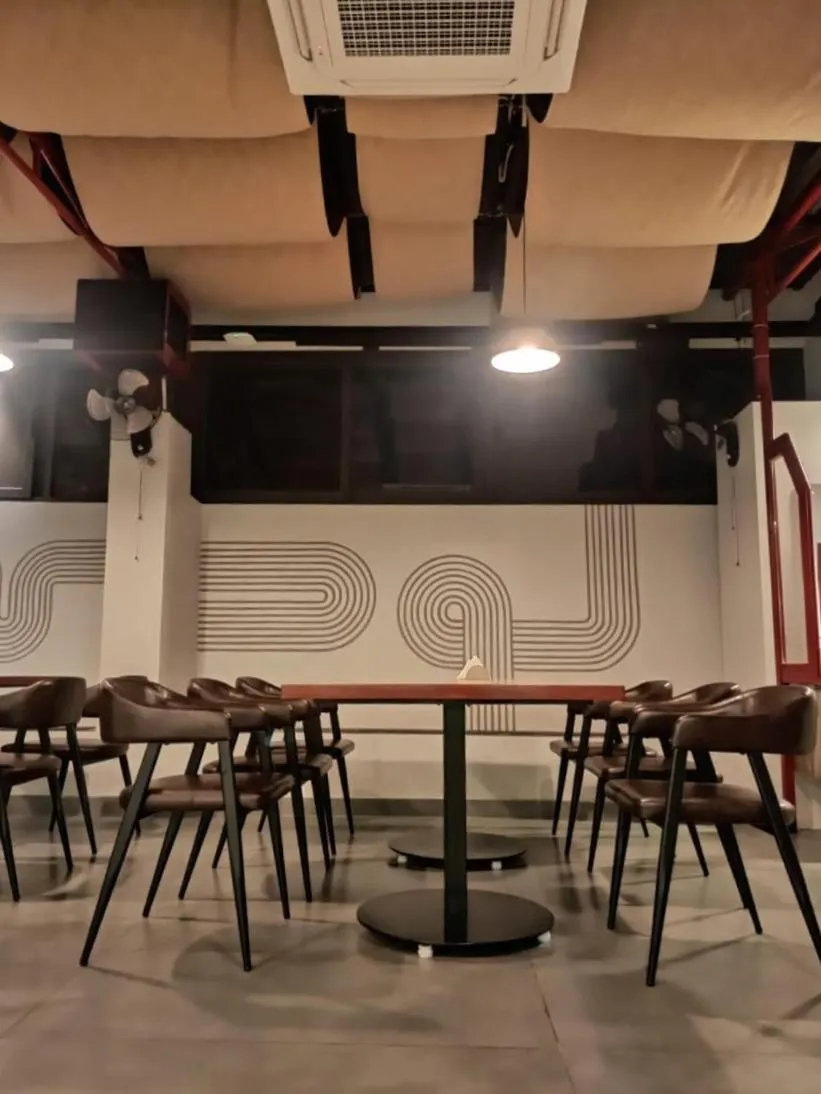 Restaurant/places to eat in Diviyum Manor