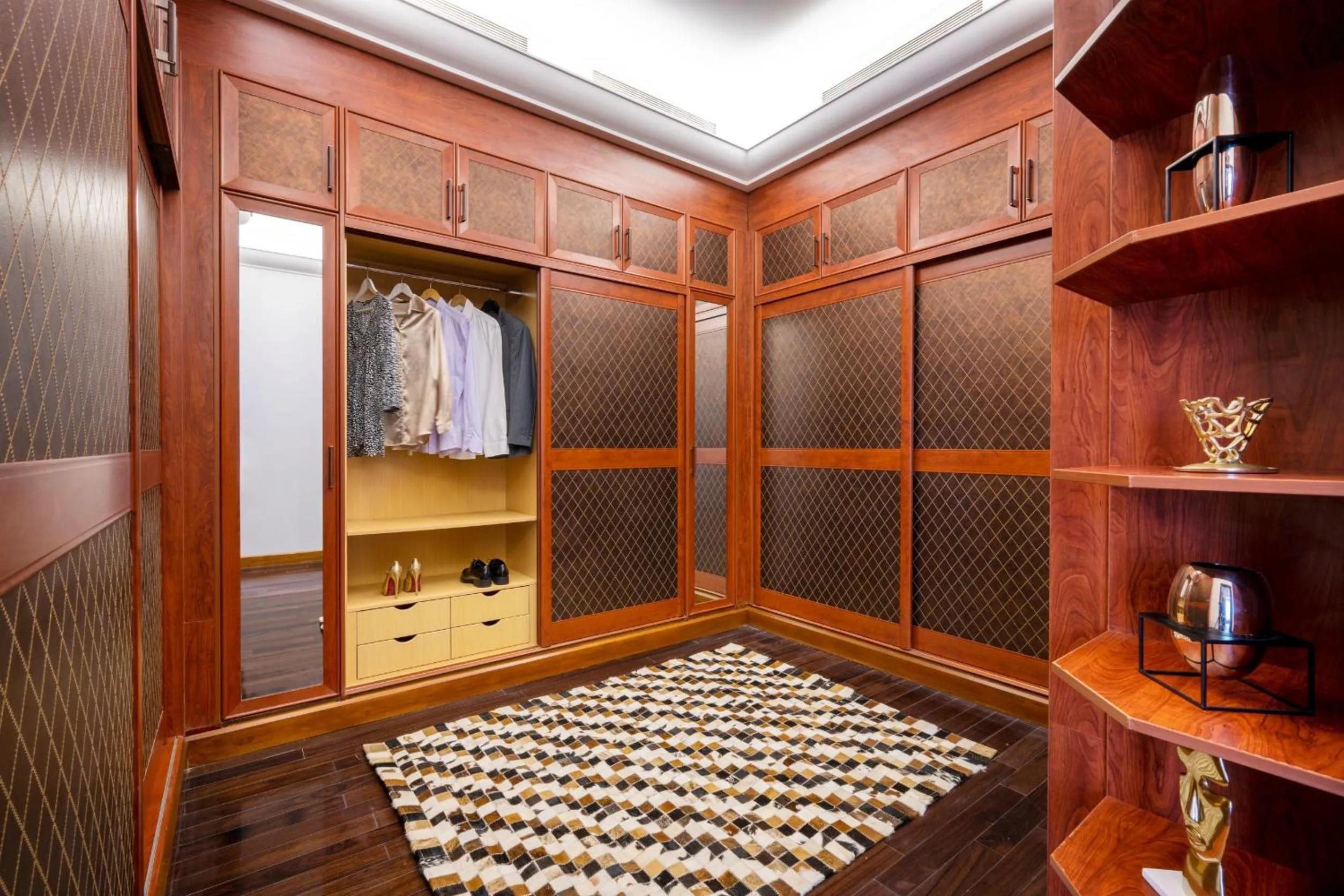 wardrobe in Dusit Hotel & Suites - Doha