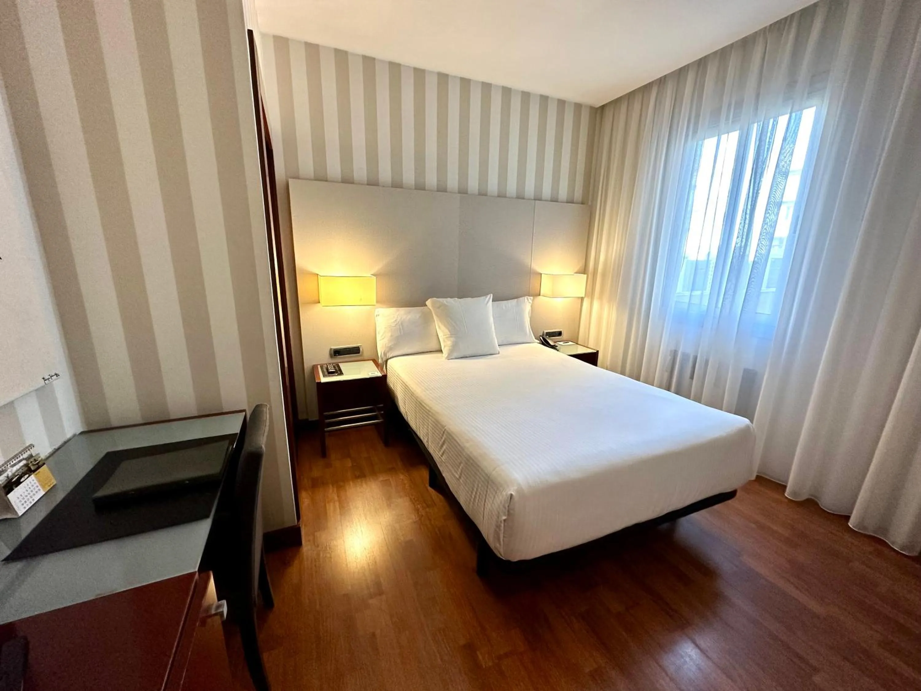 Photo of the whole room, Bed in Zenit Barcelona