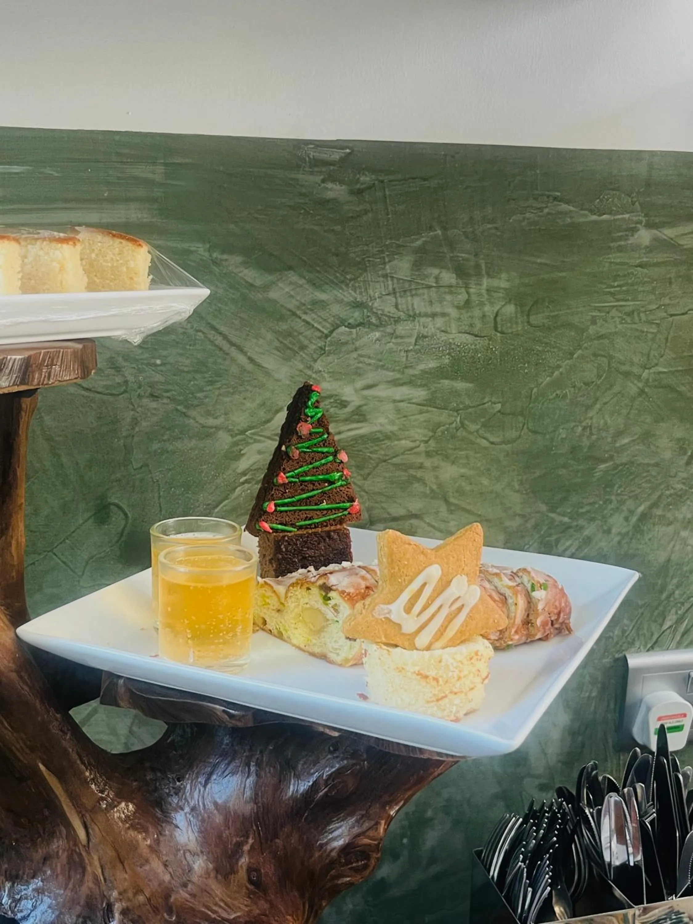 Restaurant/places to eat in J leaf Hotel by Blue Bird