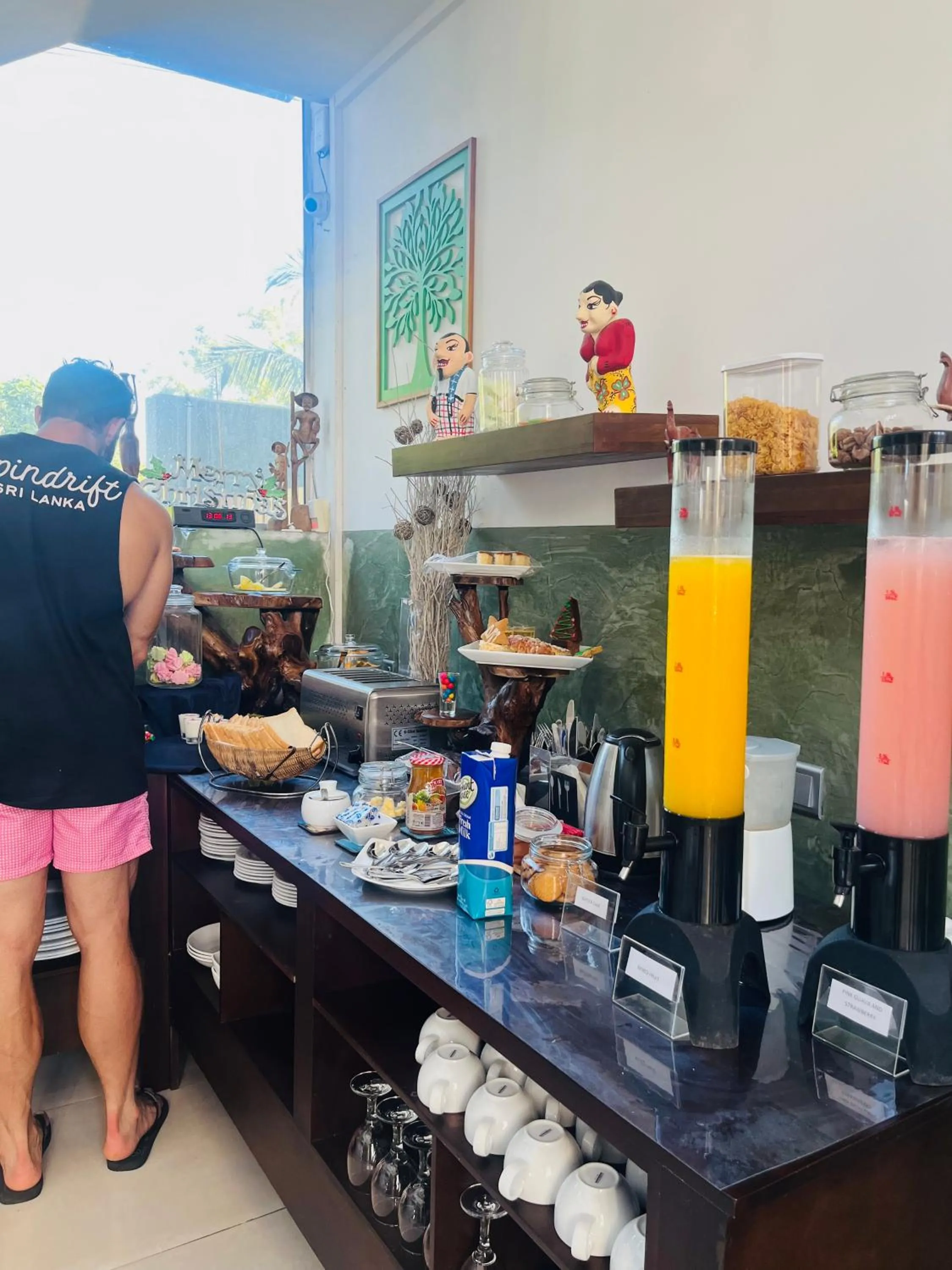 Restaurant/places to eat in J leaf Hotel by Blue Bird