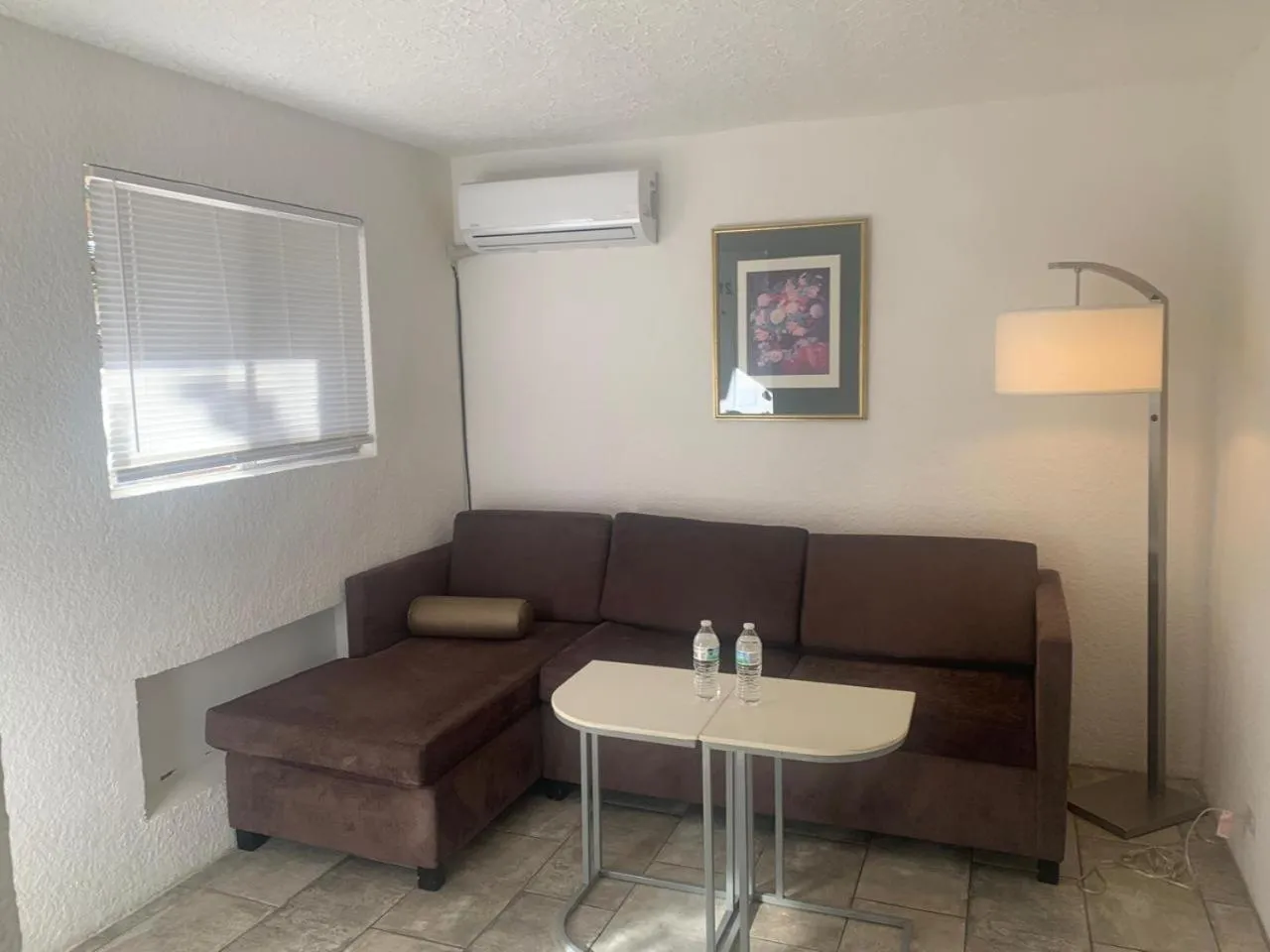 Living room in HOTEL MARIPINA