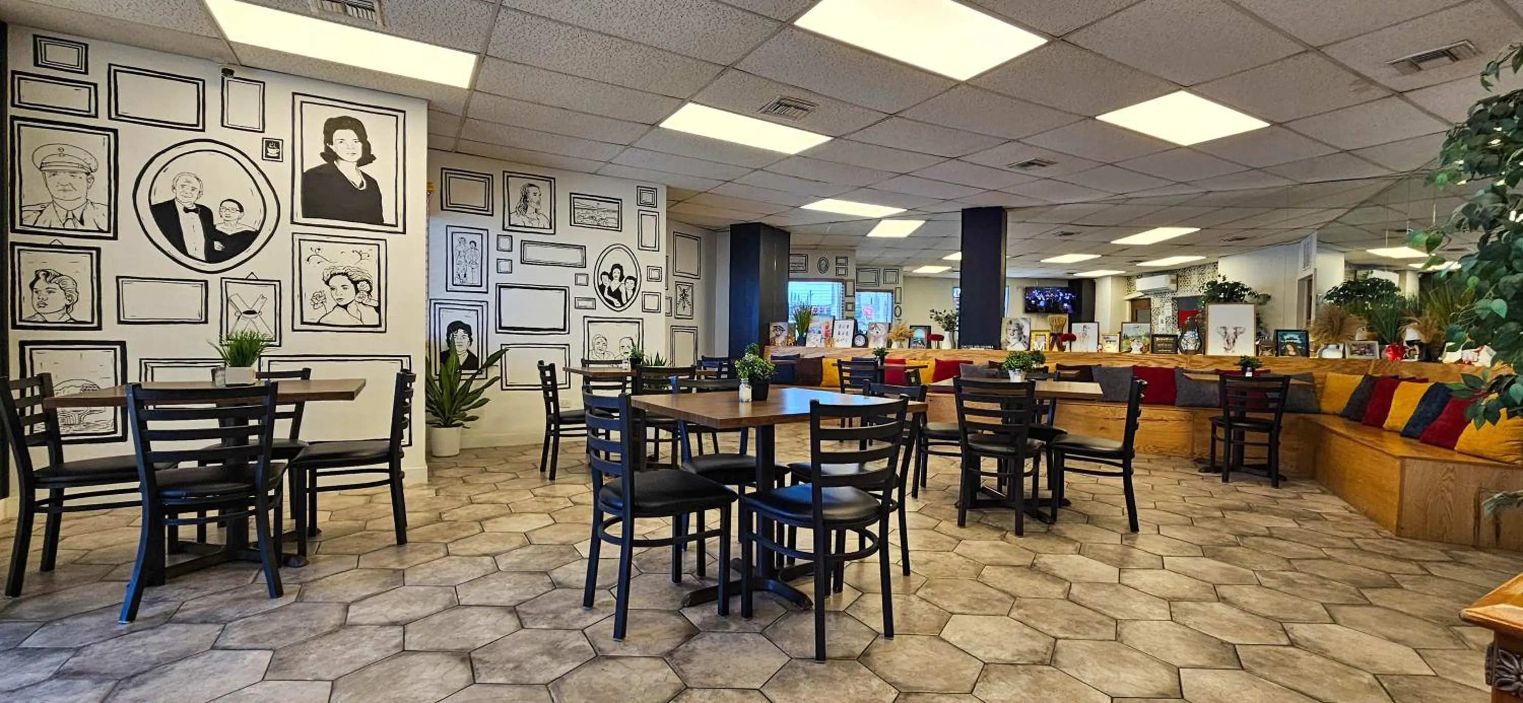 Restaurant/places to eat in HOTEL MARIPINA