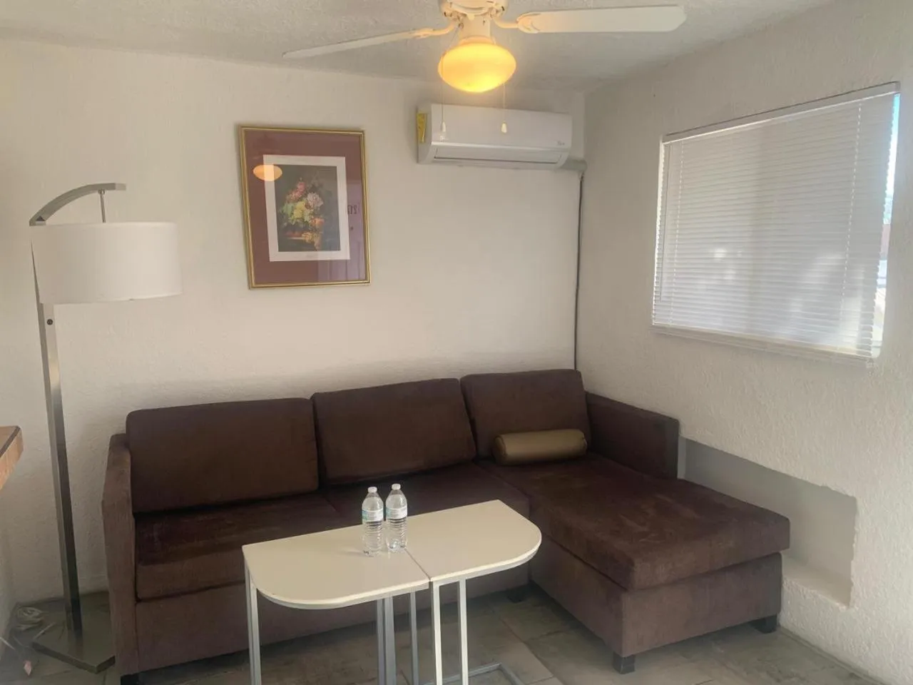 Living room in HOTEL MARIPINA