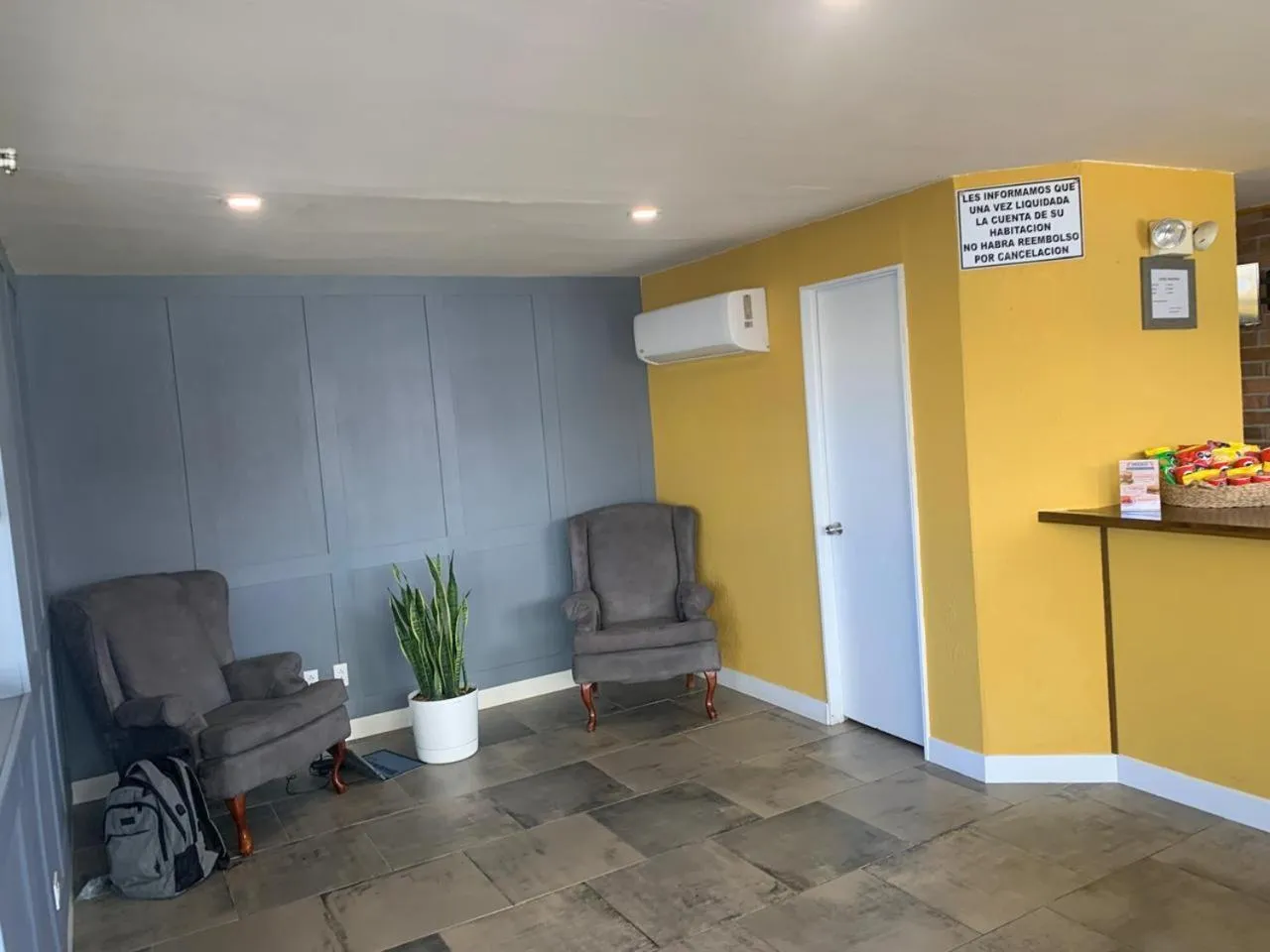 Living room in HOTEL MARIPINA