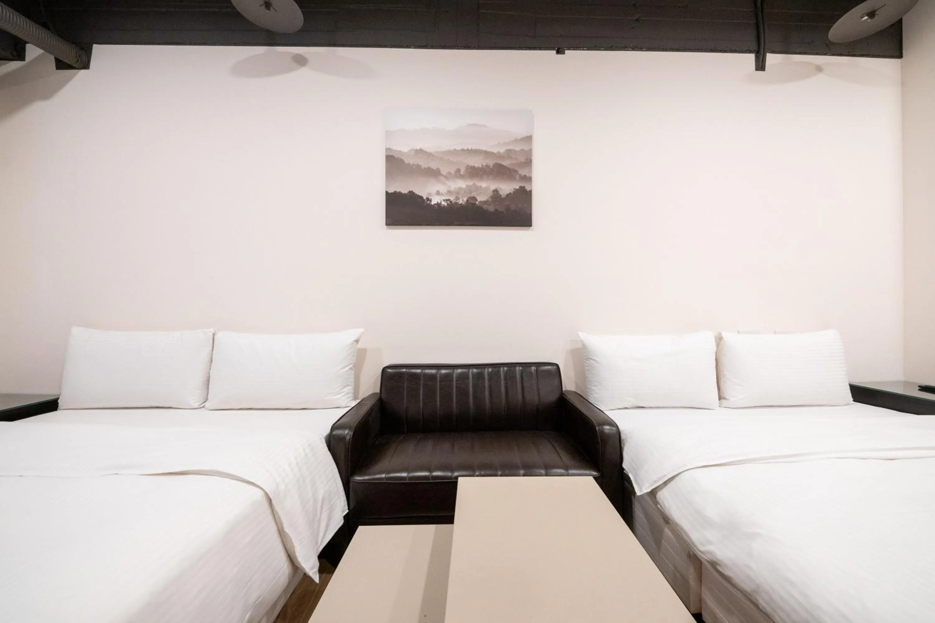 Photo of the whole room in HotelsHere - Ximen