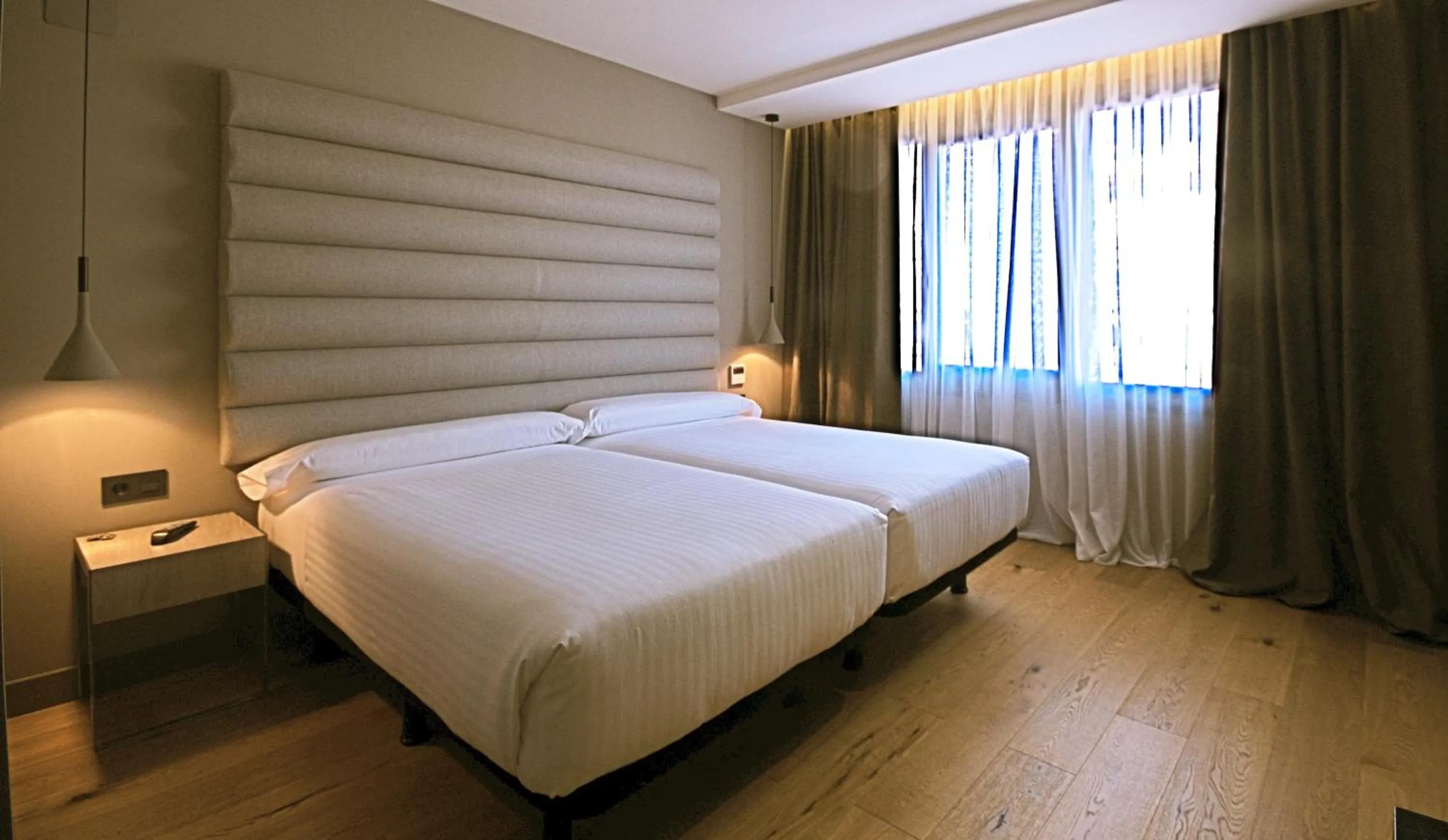 Photo of the whole room, Bed in Zenit Vigo