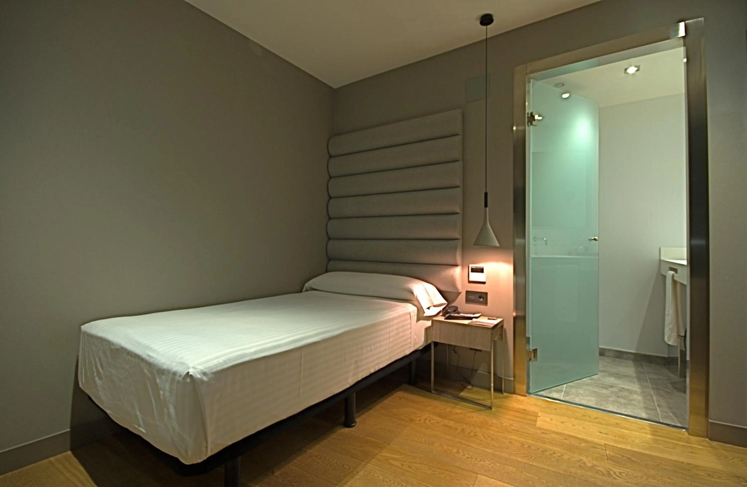 Photo of the whole room, Bed in Zenit Vigo