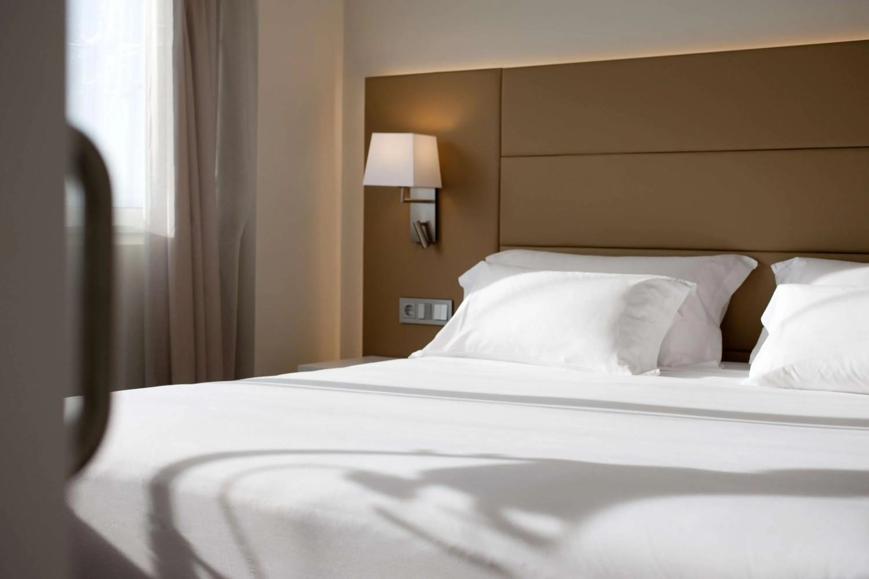 Photo of the whole room, Bed in NH Pamplona Iruña Park