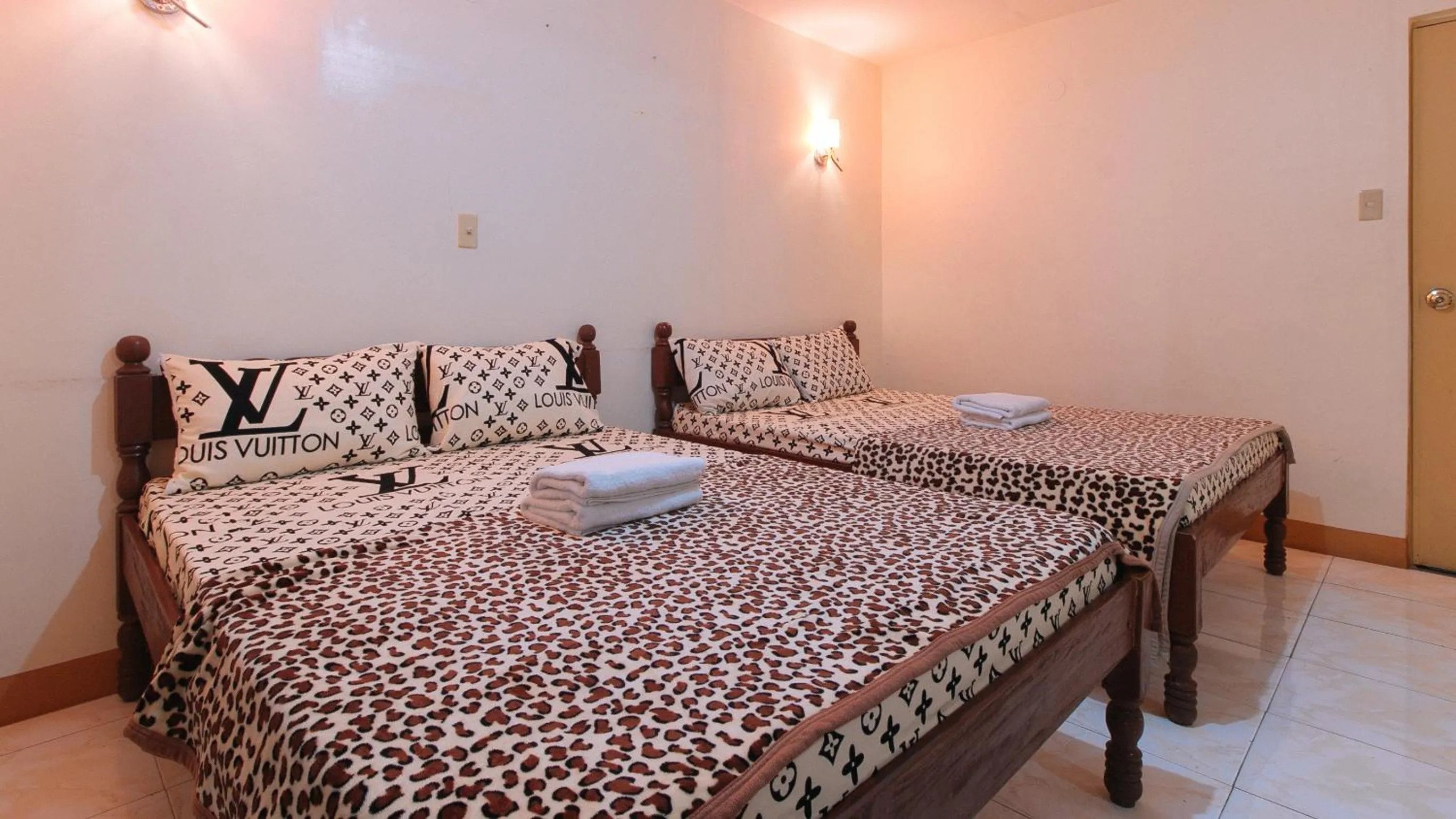 Bed in Golden Sunrise Hotel II by RedDoorz