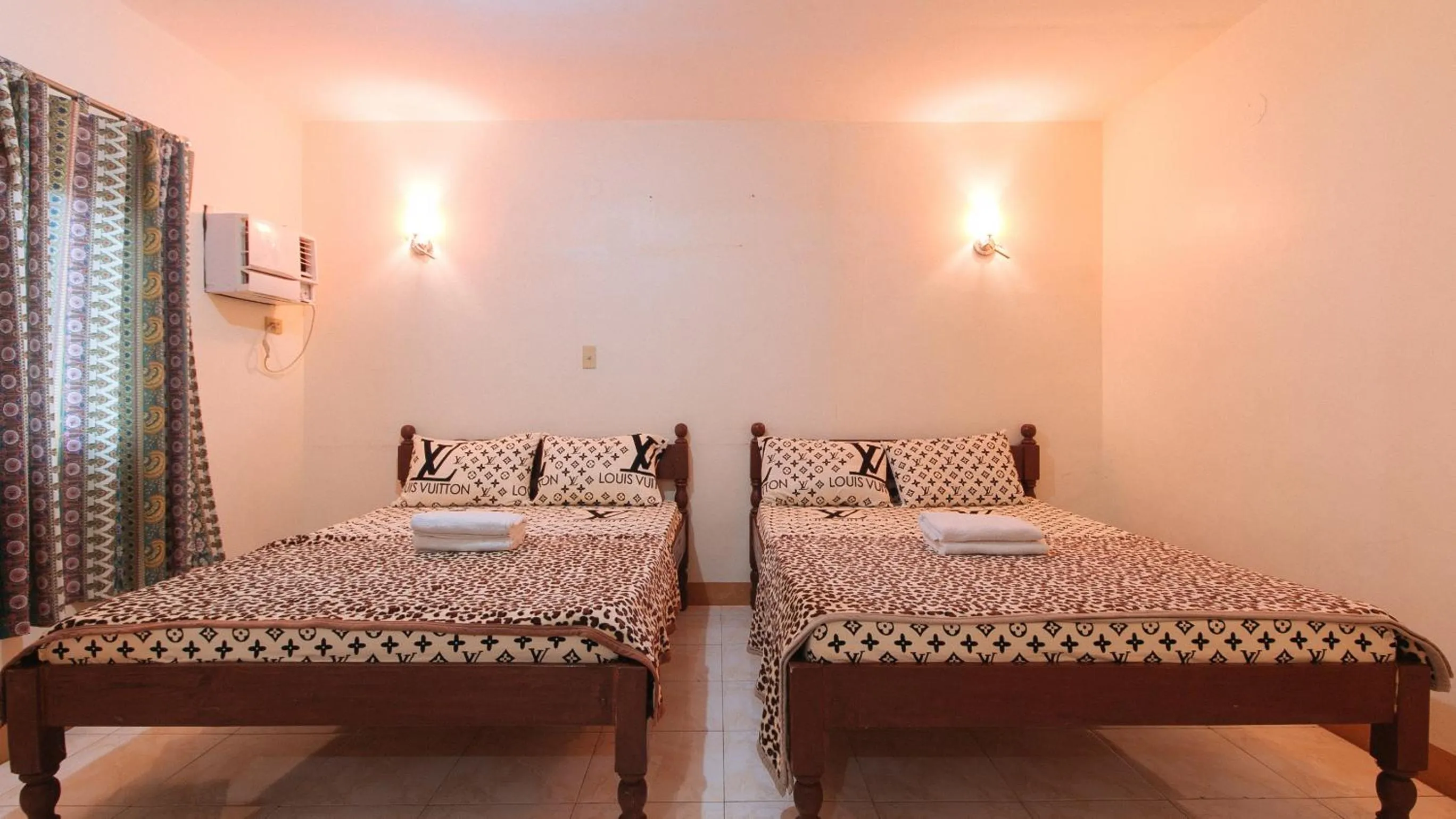 Bed in Golden Sunrise Hotel II by RedDoorz