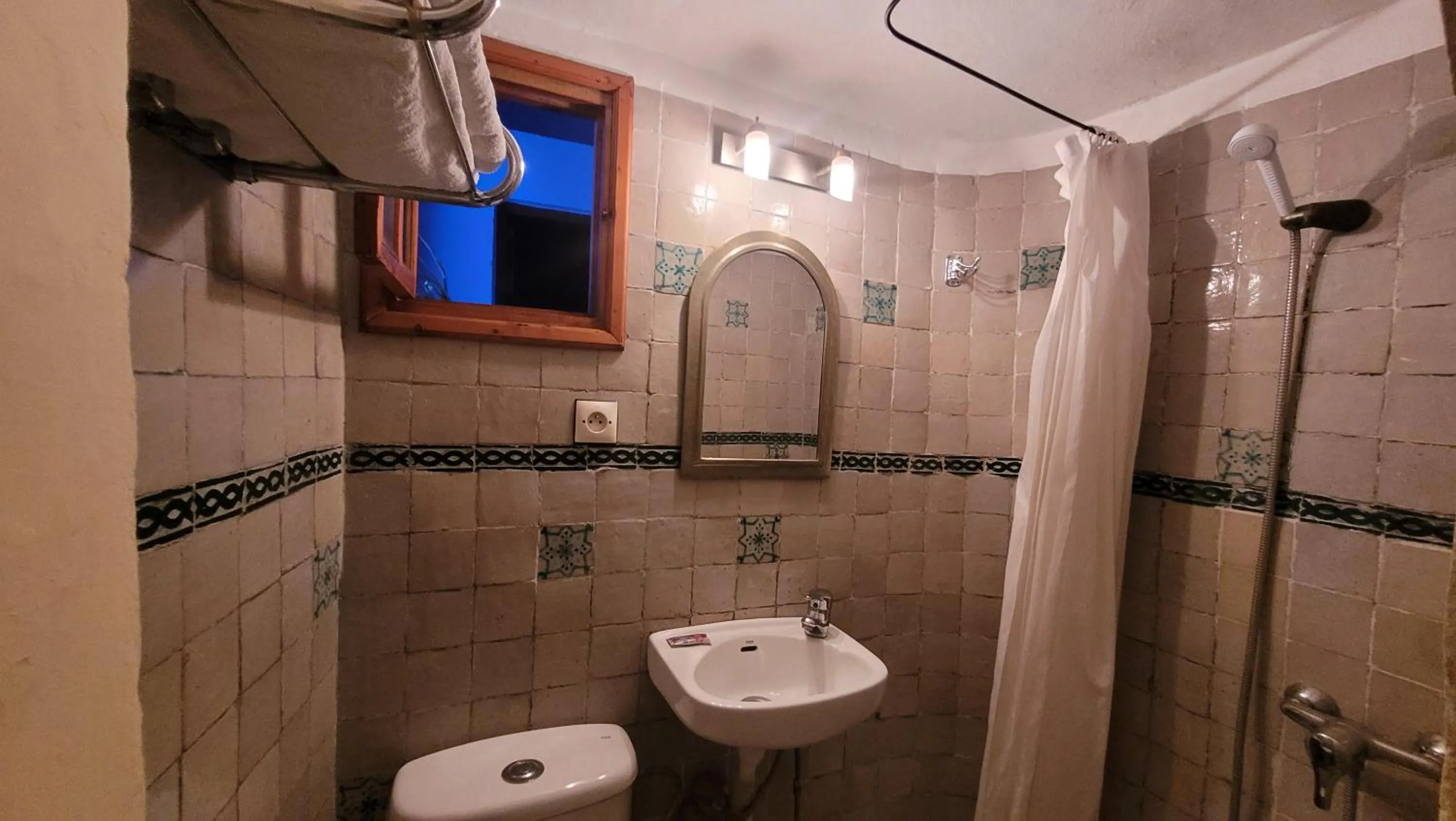 Shower in Hotel Gernika