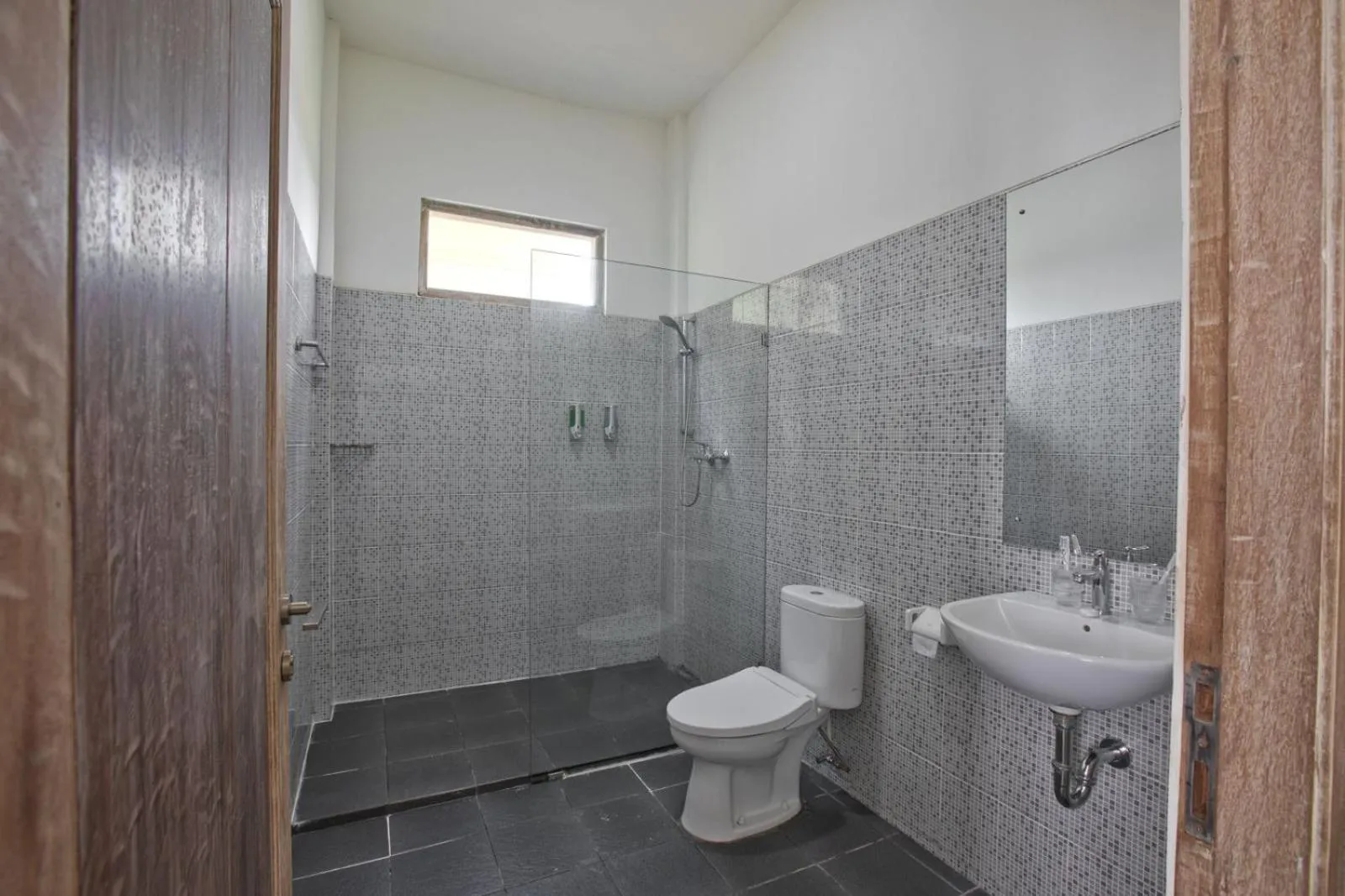 Shower in ImahBC Surfcamp