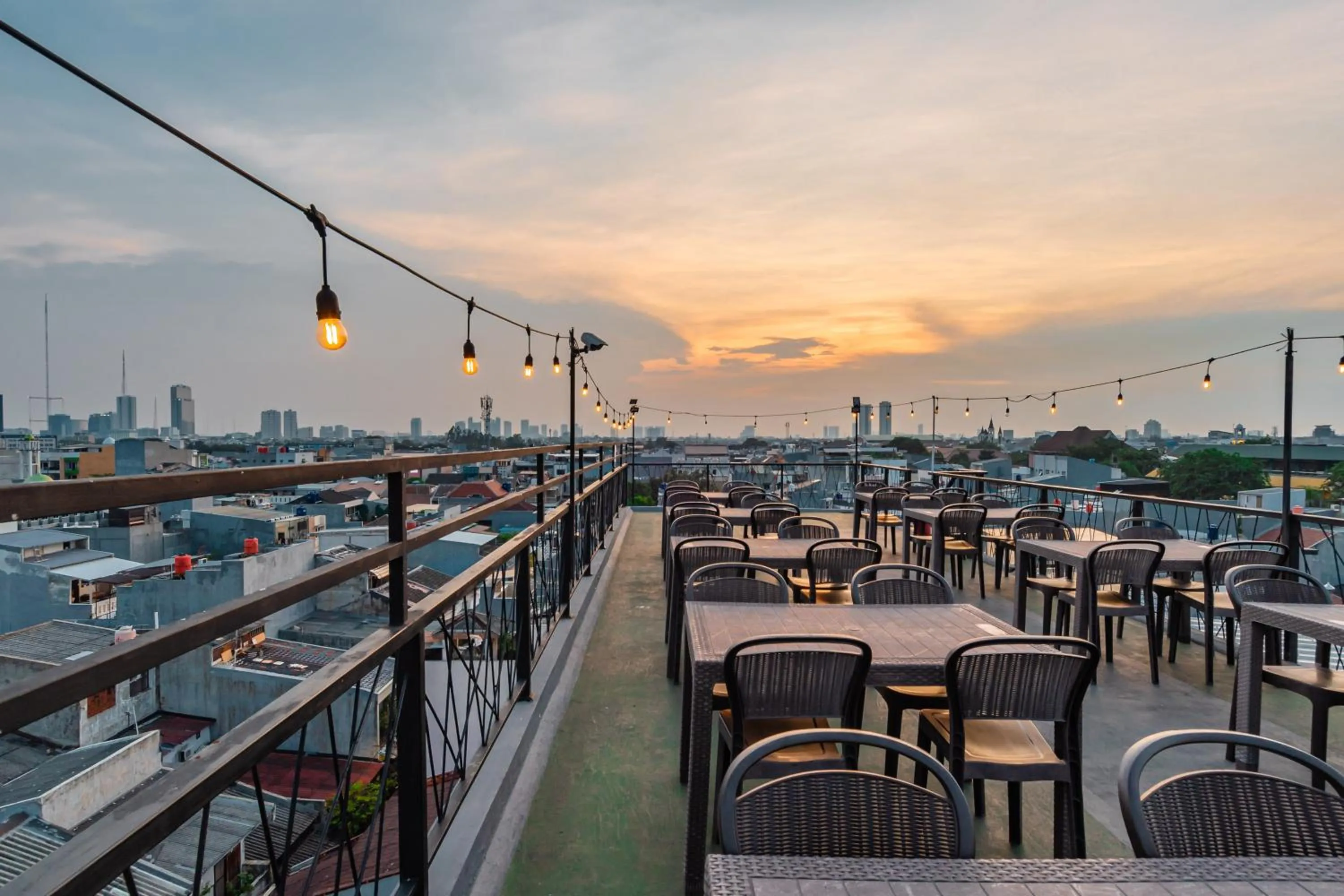 Evening entertainment in Monggo Mampir Tanjung Duren By Reccoma