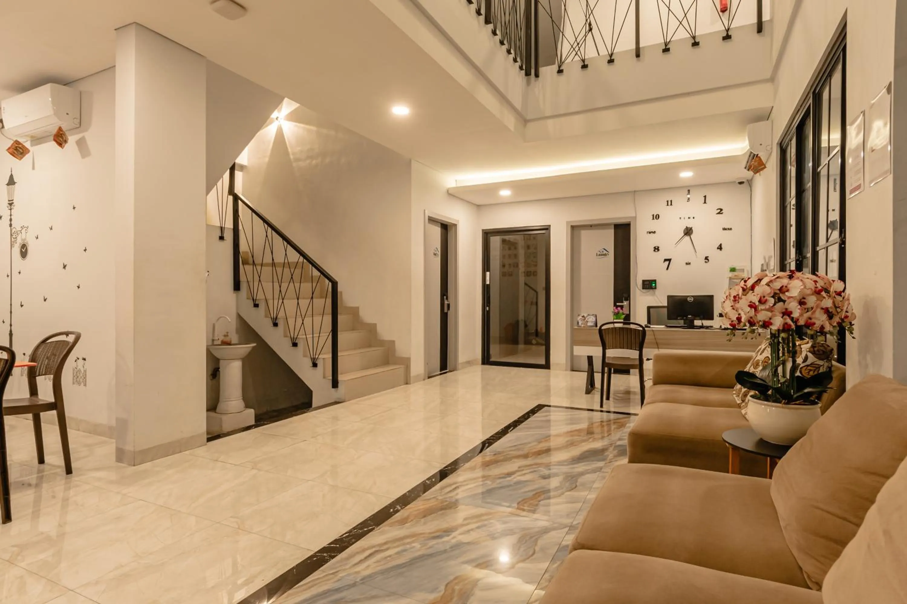 Living room in Monggo Mampir Tanjung Duren By Reccoma