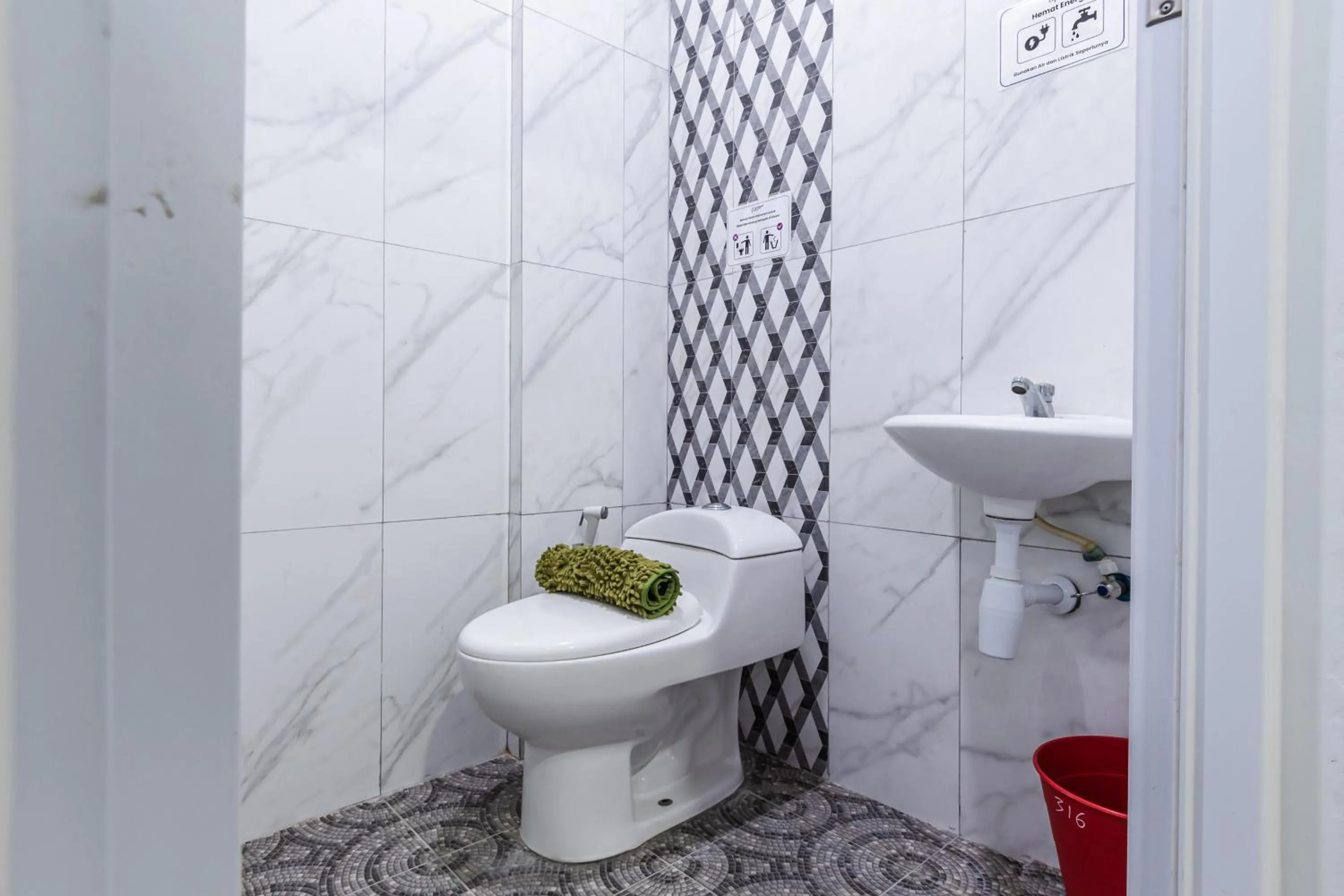 Toilet in Monggo Mampir Tanjung Duren By Reccoma