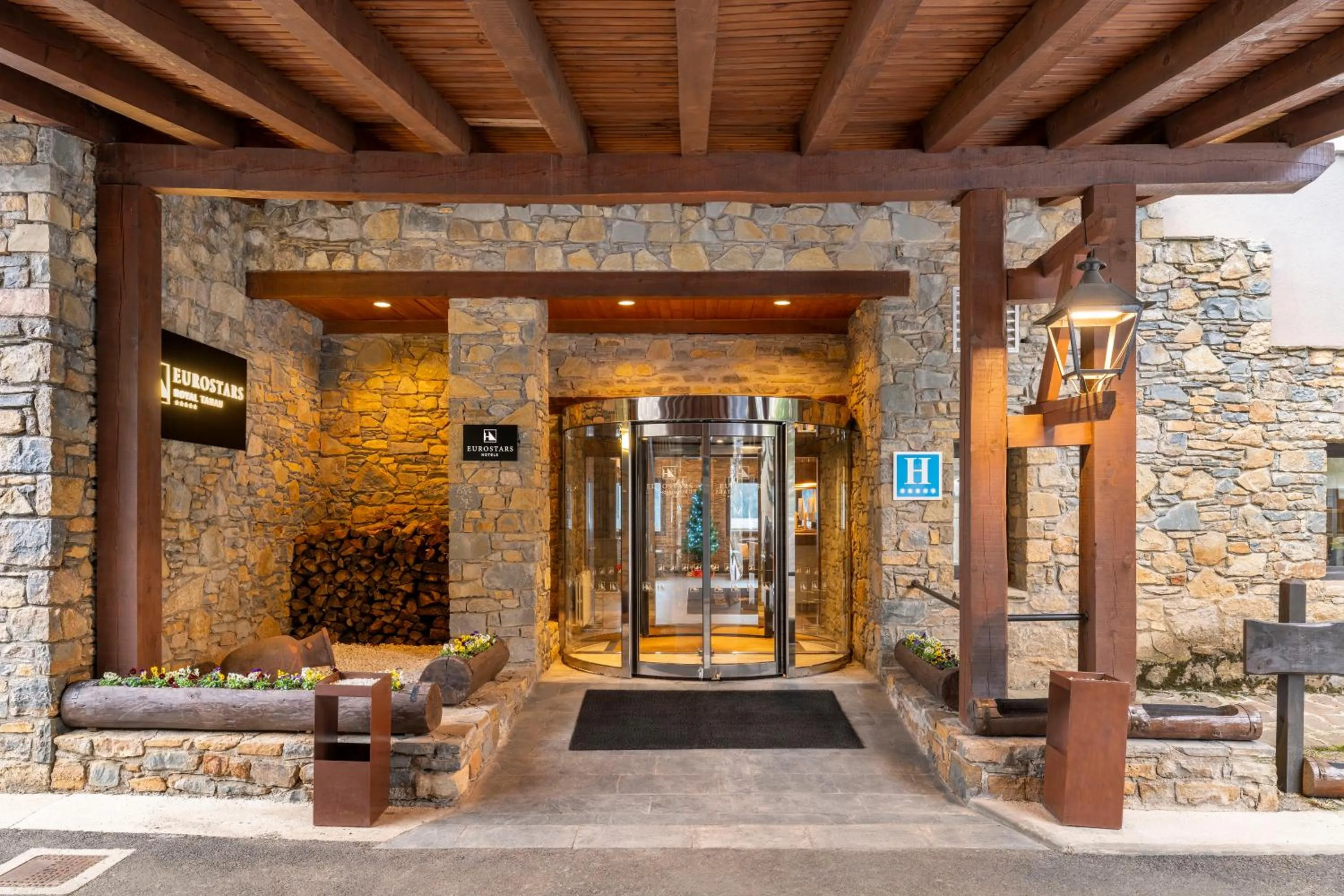 Facade/entrance in Eurostars Royal Tanau