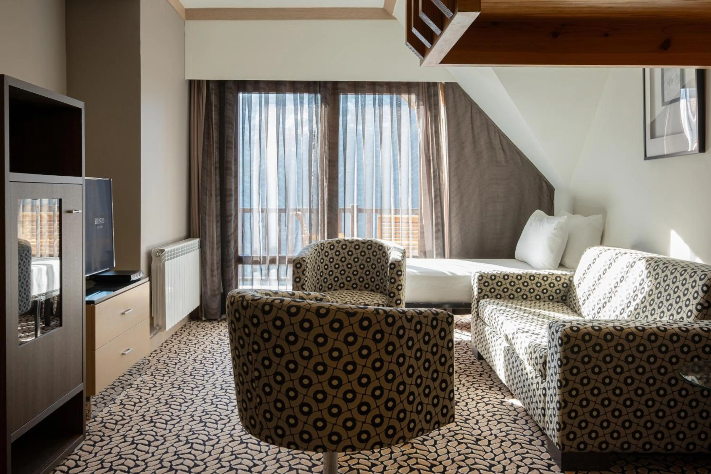 Living room, Bed in Eurostars Royal Tanau