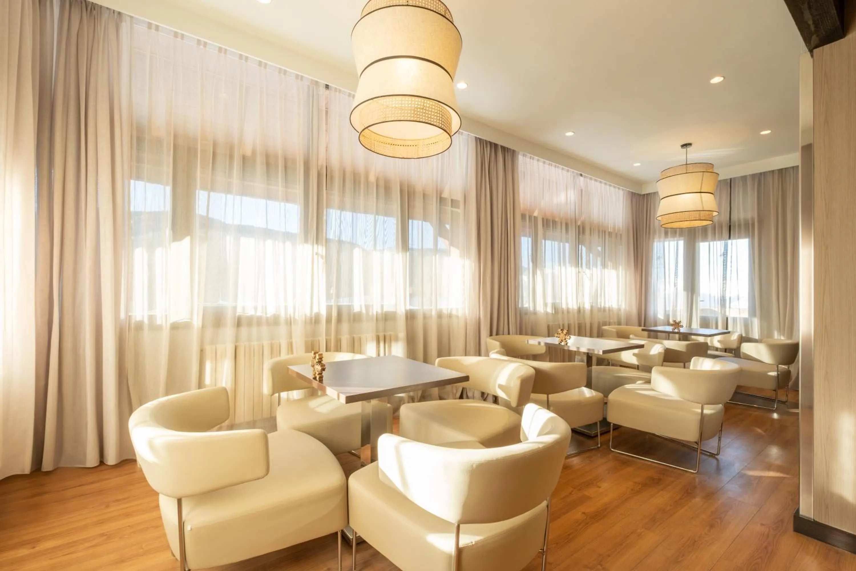 Lounge or bar in Eurostars Royal Tanau