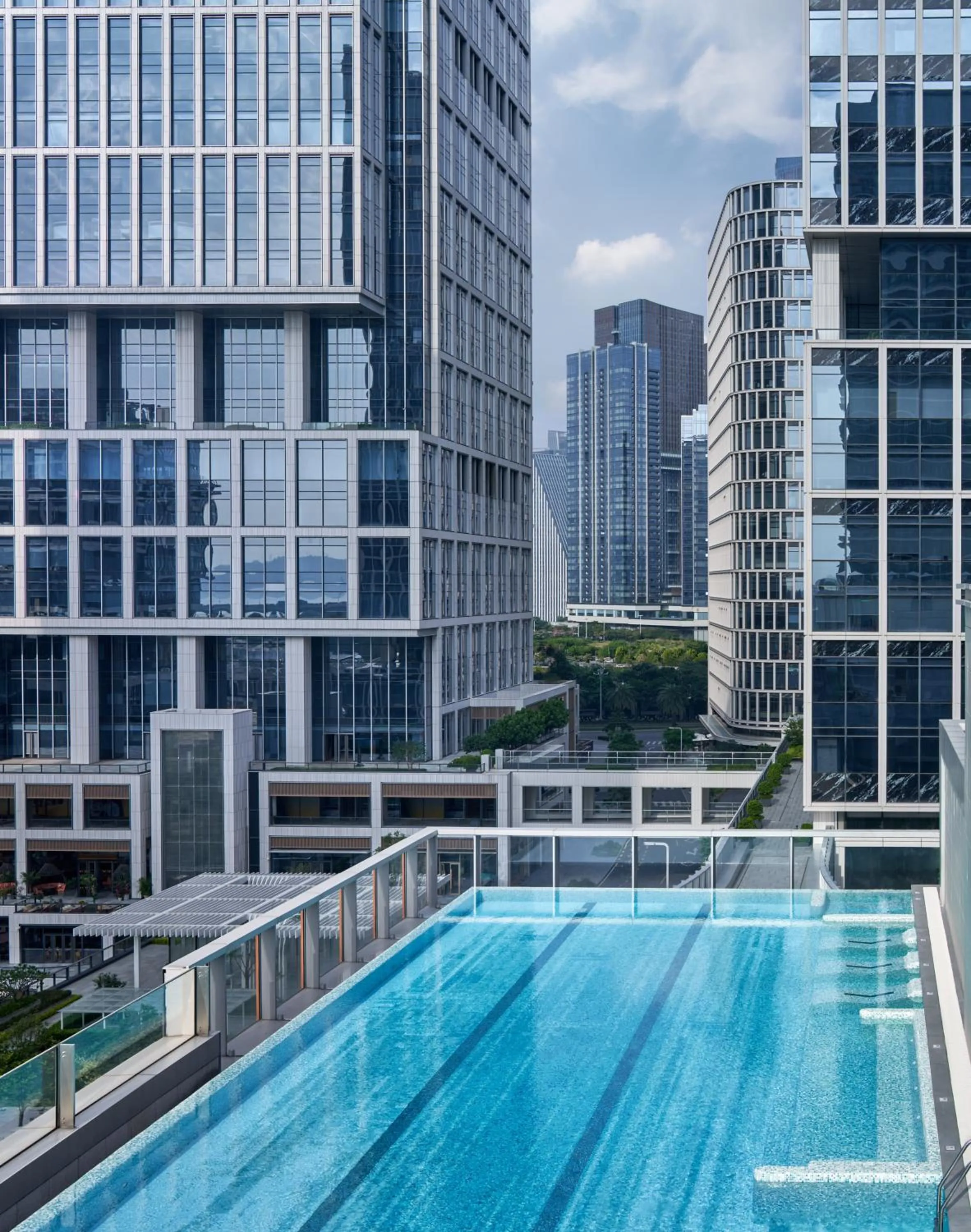 Swimming pool in Jen Shenzhen Qianhai By Shangri-La