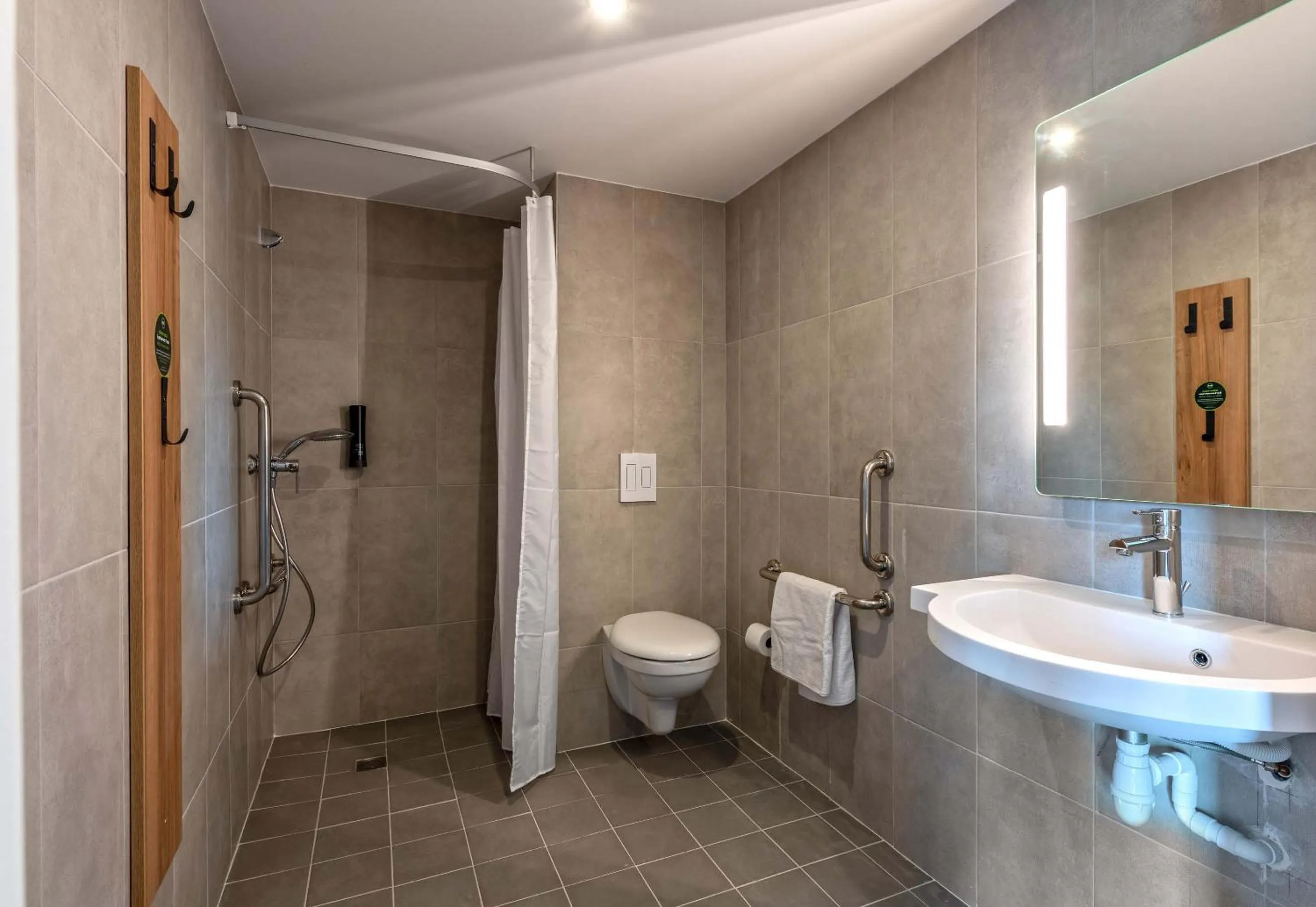 Bathroom in B&B HOTEL Landerneau Bois Noir