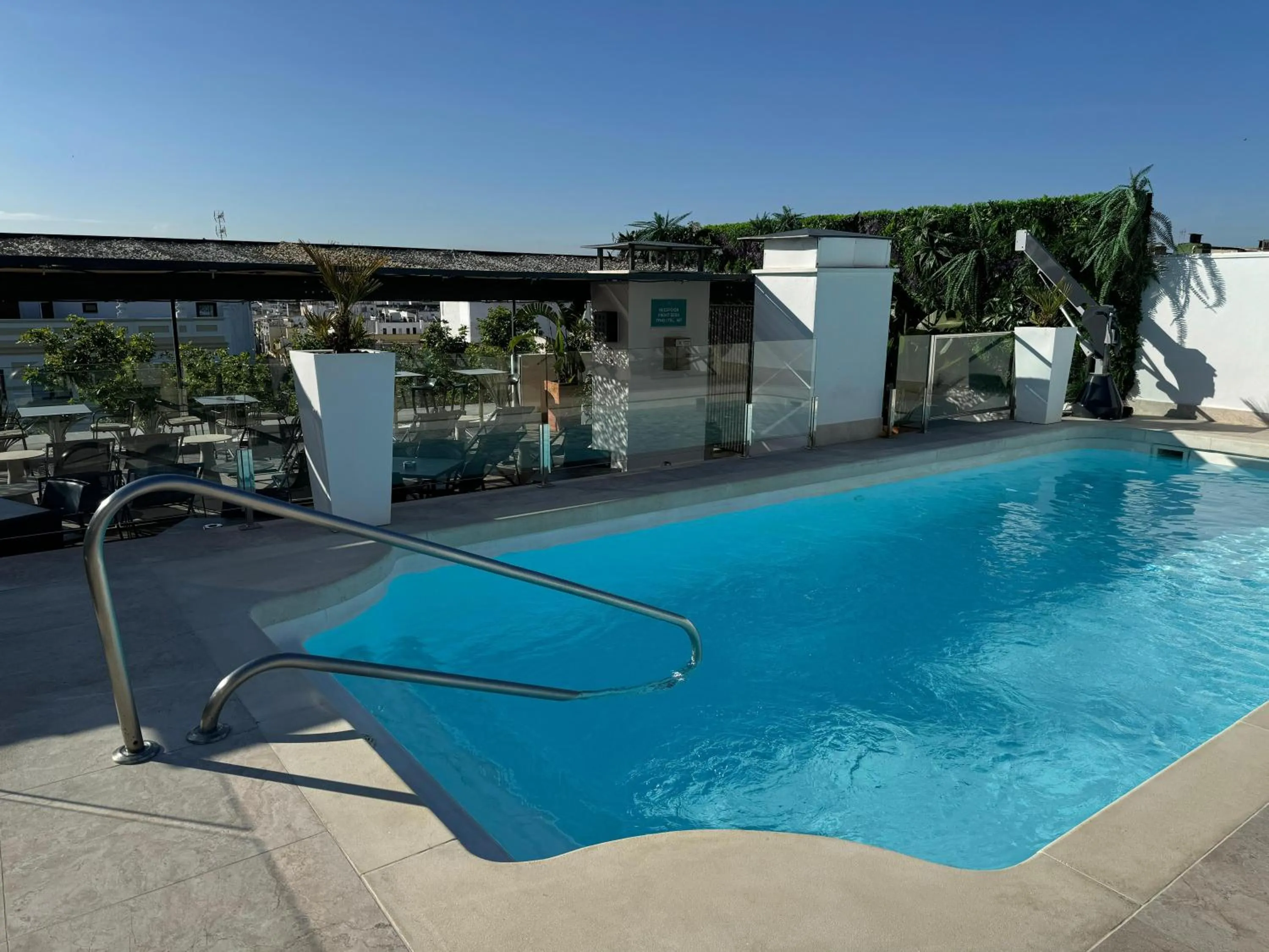 Swimming pool in Hotel Bécquer