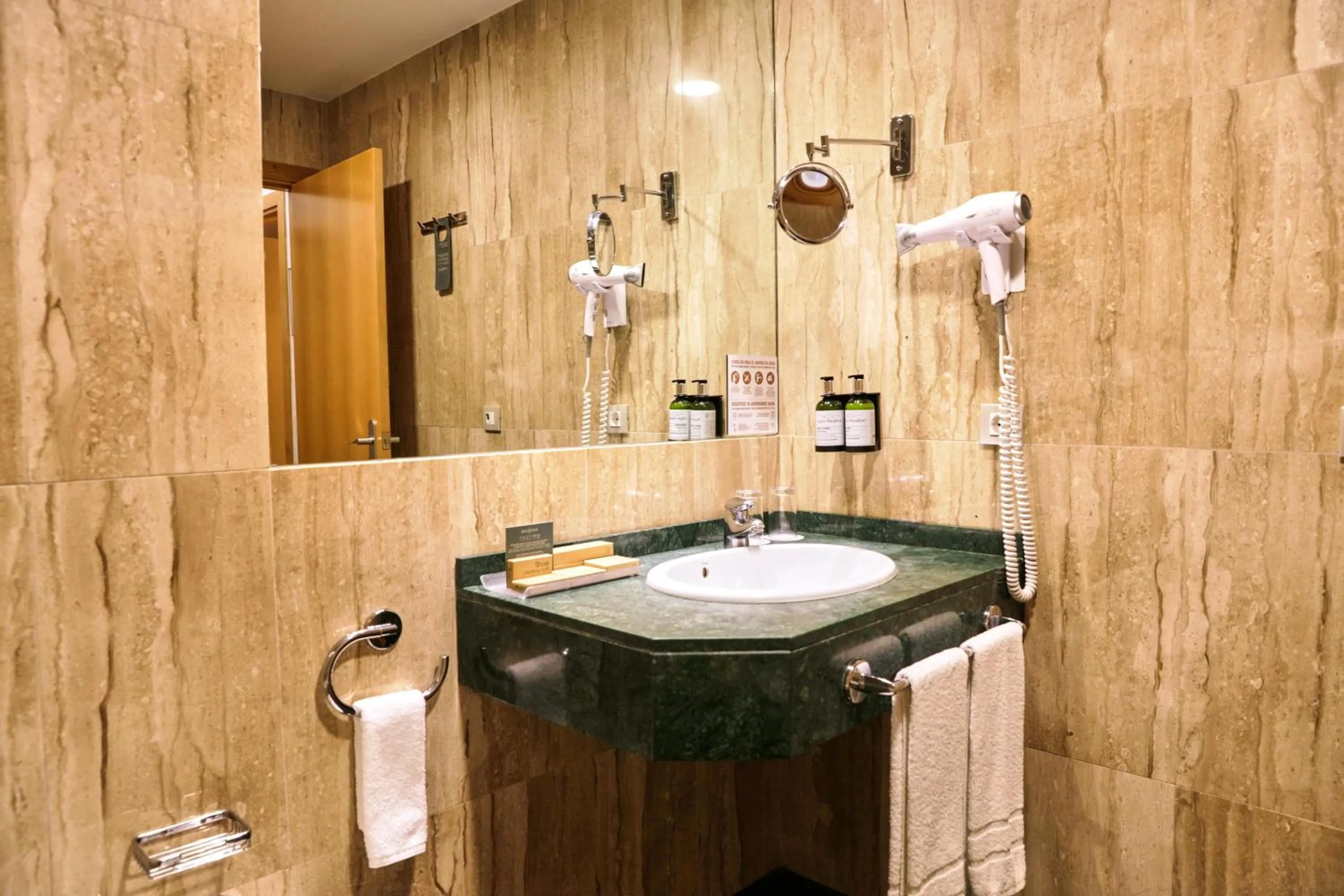 Bathroom in Hotel Bécquer