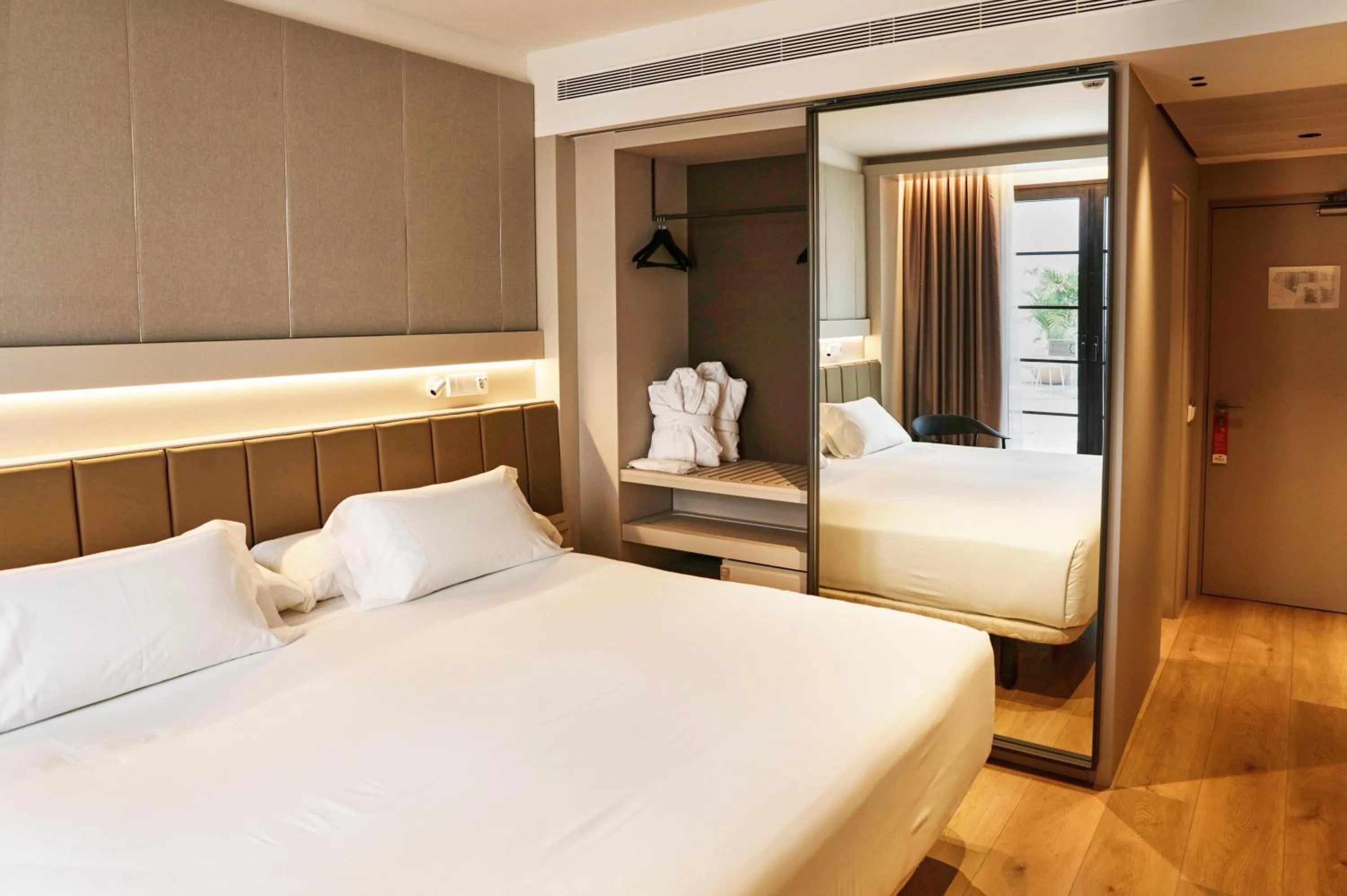 Photo of the whole room, Bed in Hotel Bécquer