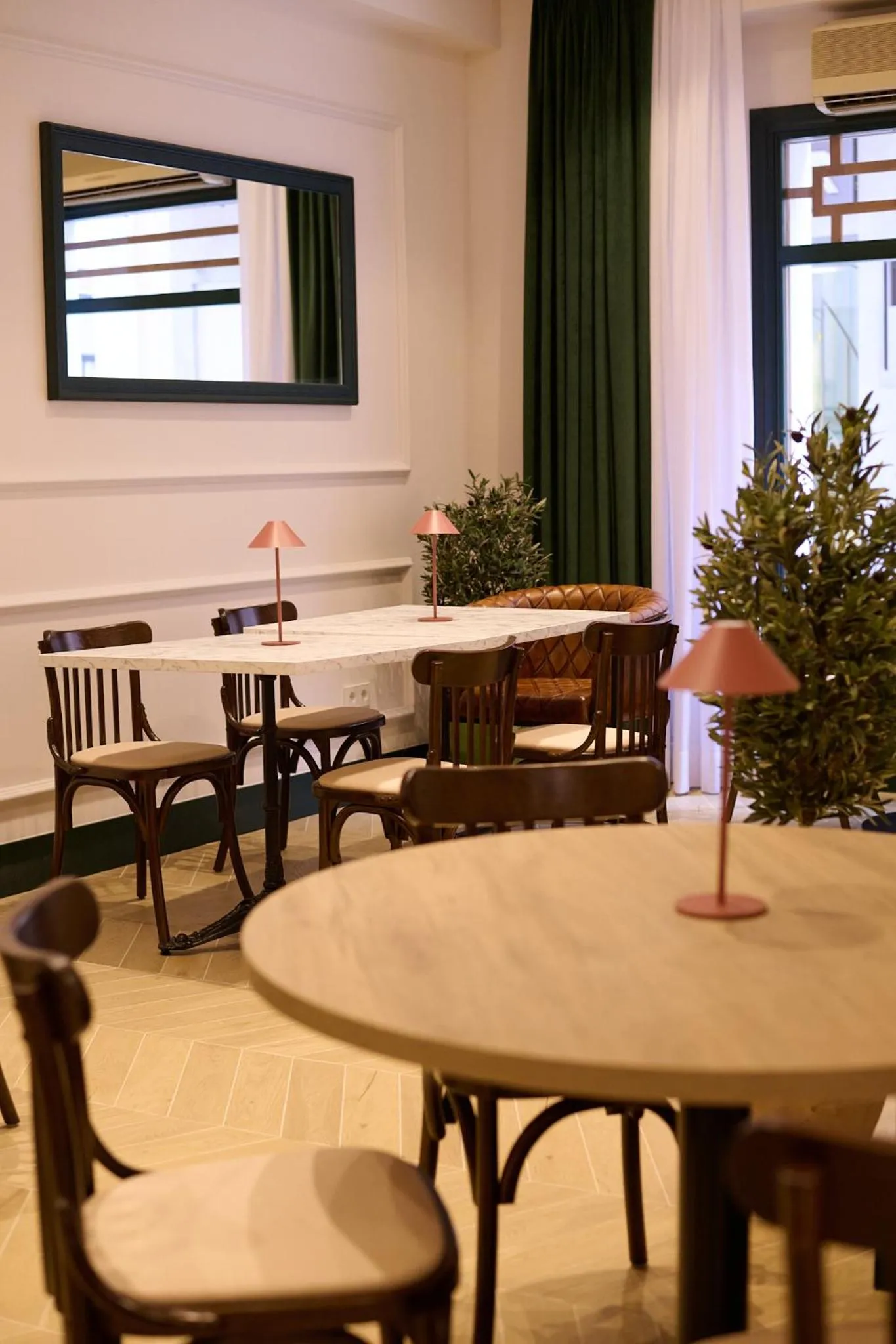 Dining area in Honest Granada Hotel