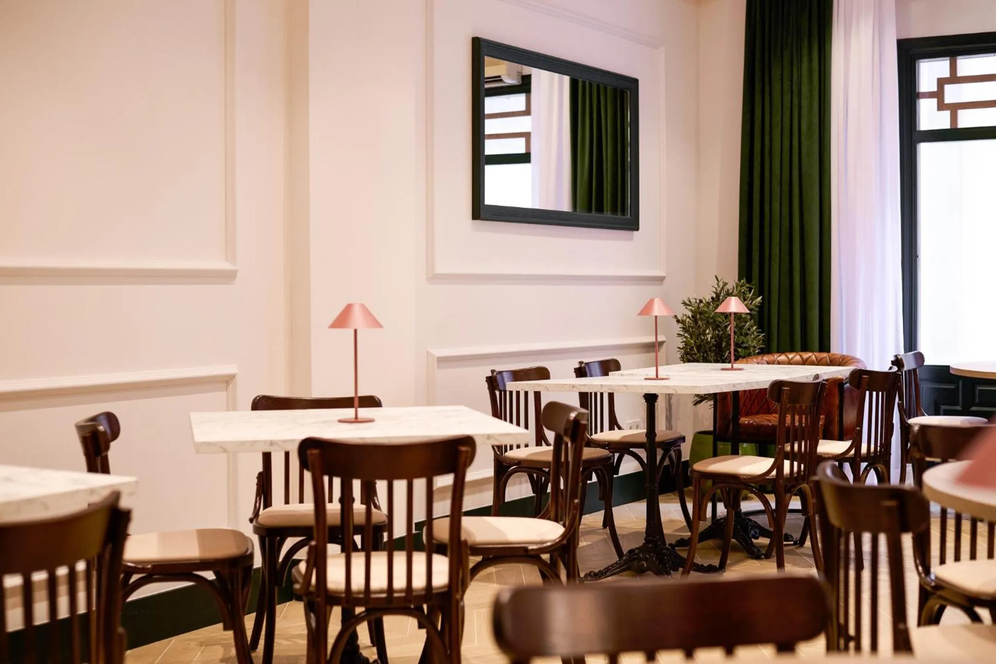 Dining area in Honest Granada Hotel