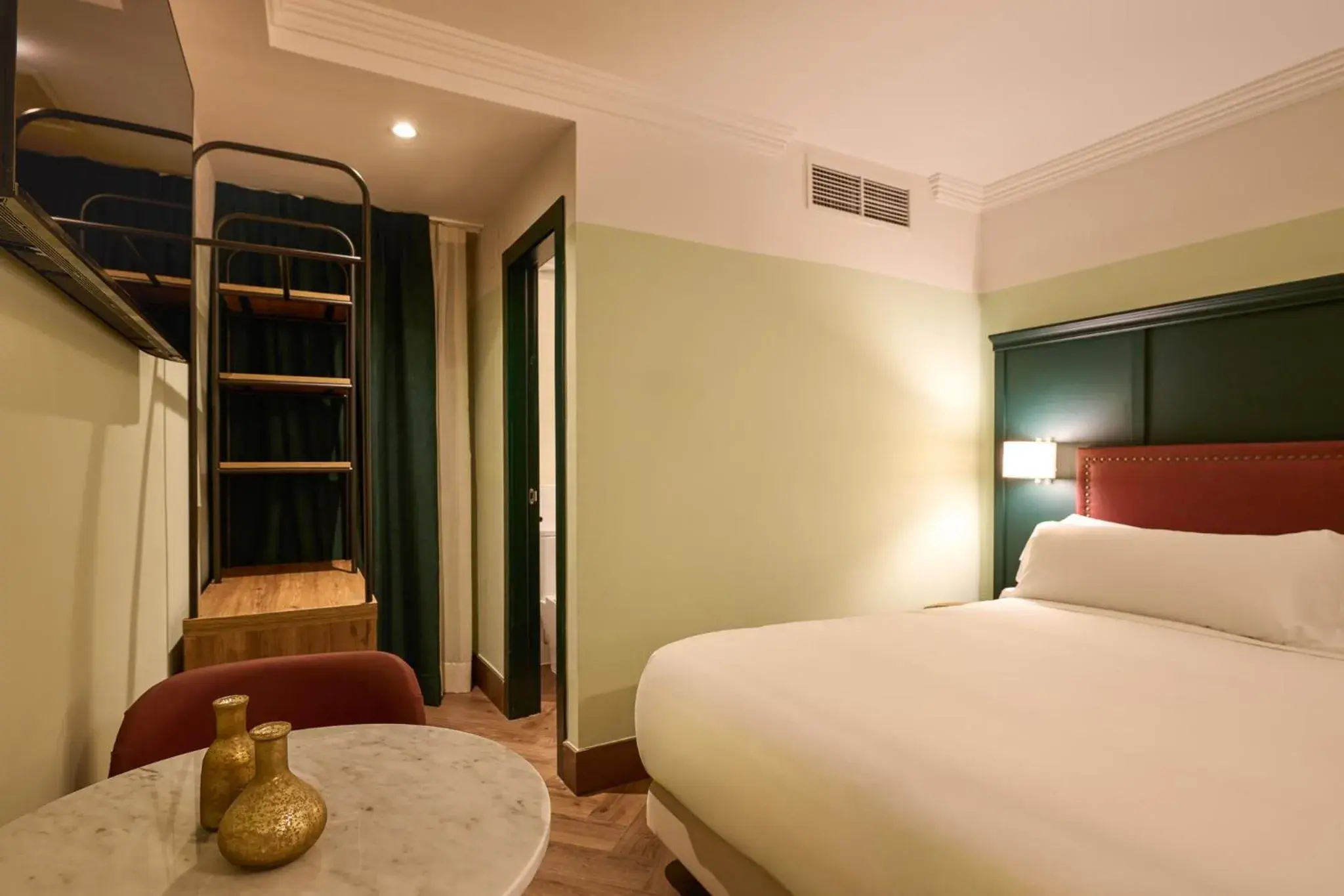 Tiny Double or Twin Room in Honest Granada Hotel Tiny Double or Twin Room in Honest Granada Hotel