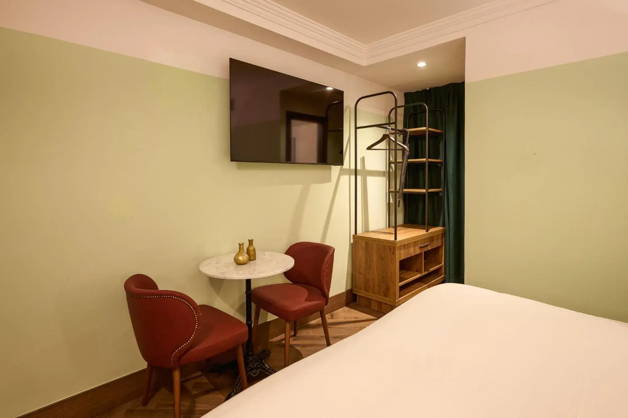 Tiny Double or Twin Room in Honest Granada Hotel Tiny Double or Twin Room in Honest Granada Hotel