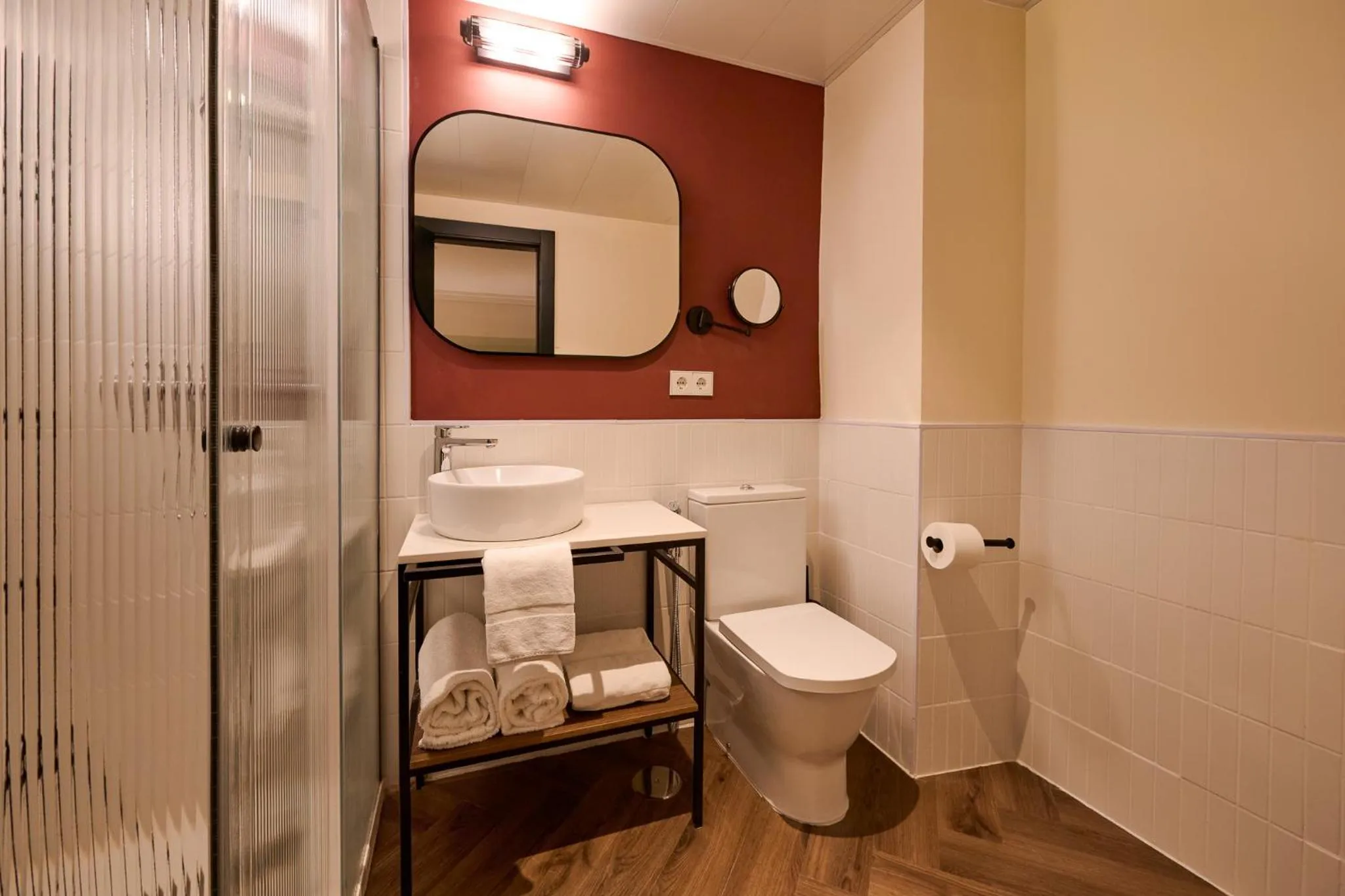 Shower in Honest Granada Hotel