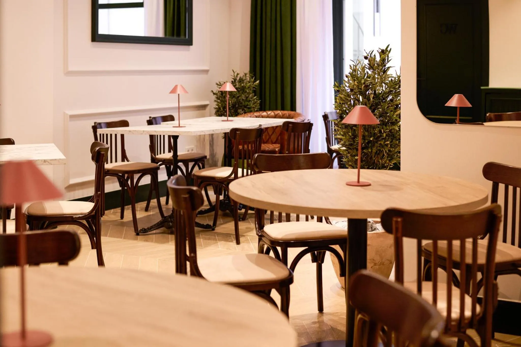Dining area in Honest Granada Hotel