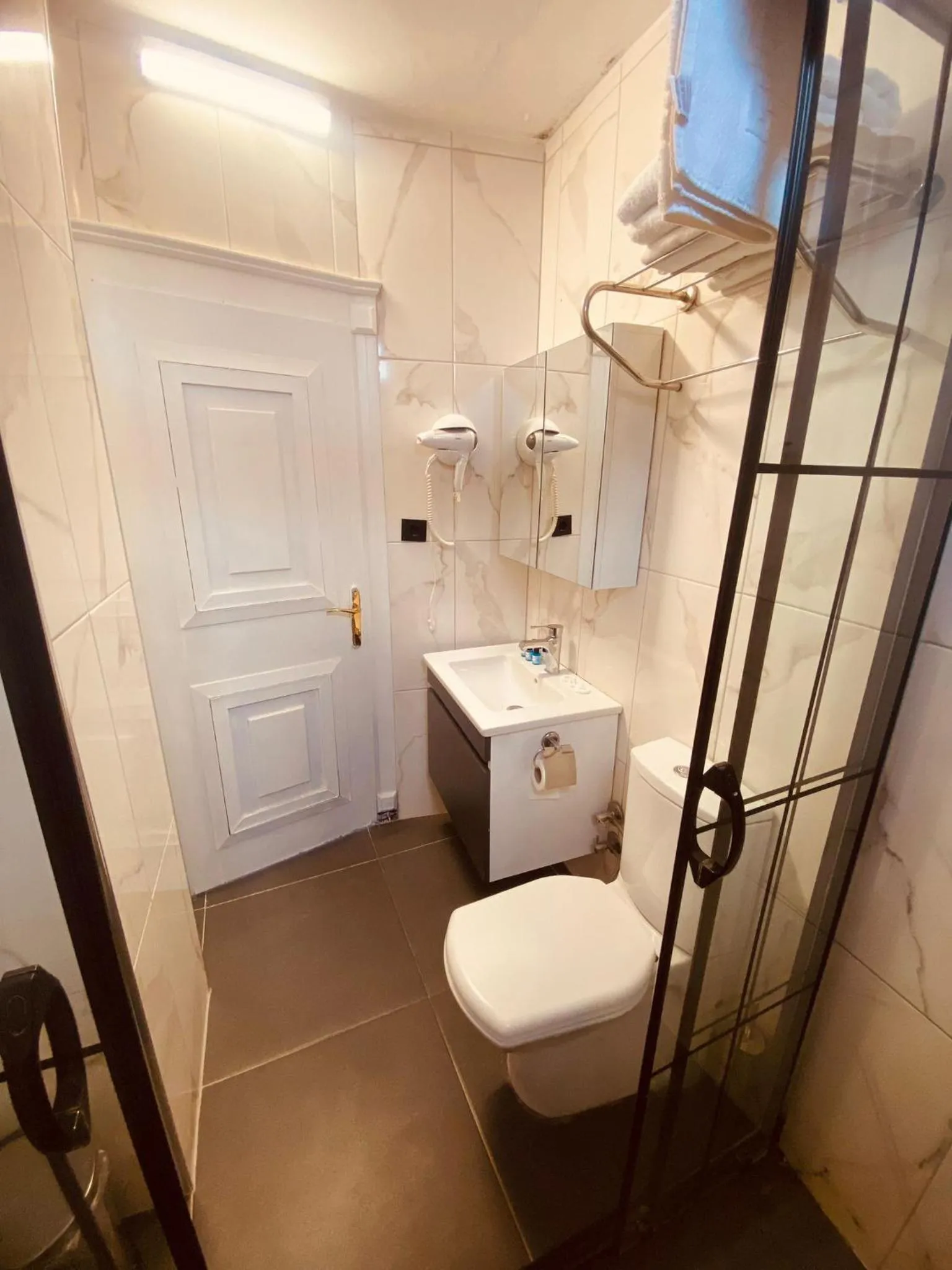 Bathroom in Hodegon Suite Hotel