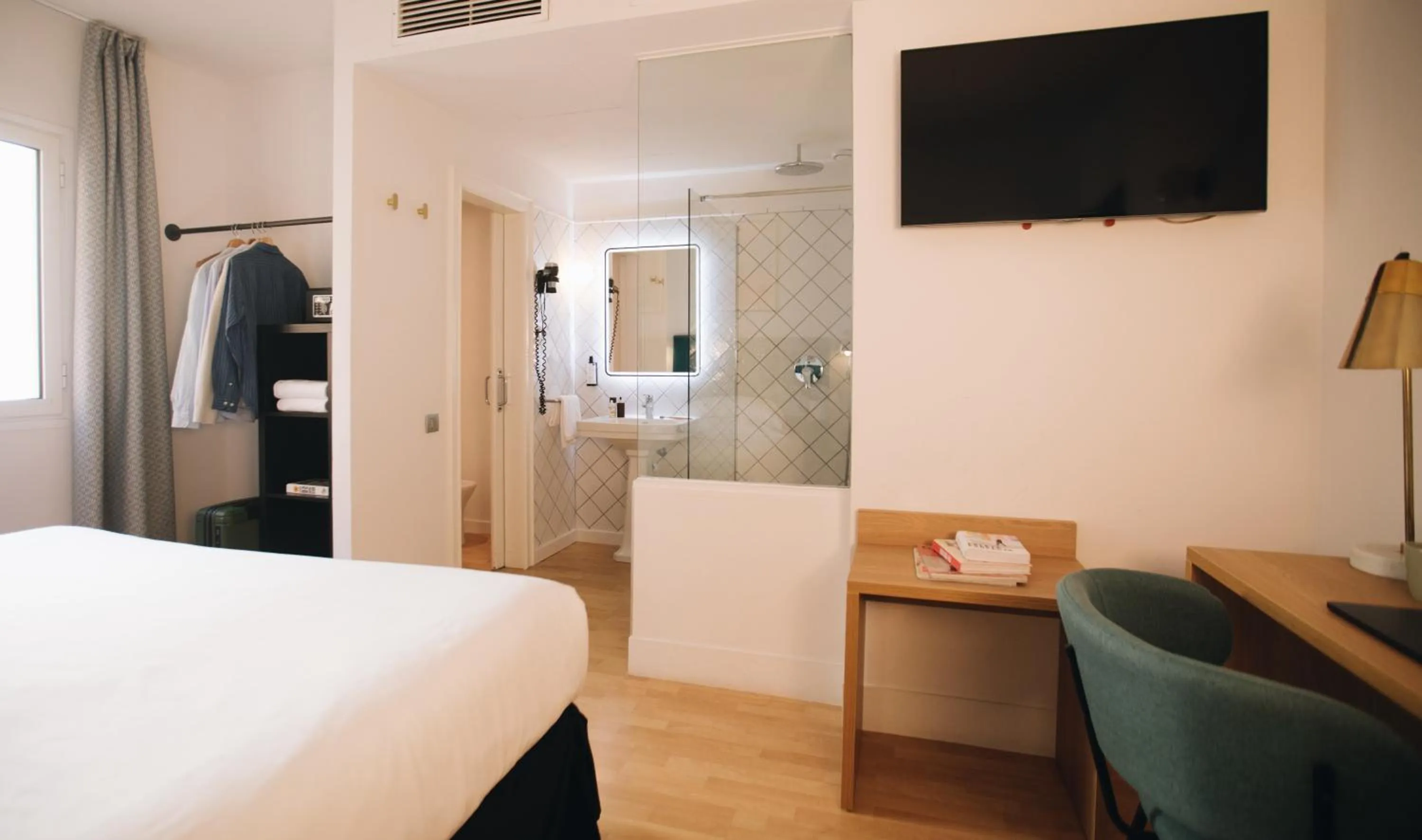 Bathroom, Bed in H La Paloma Boutique