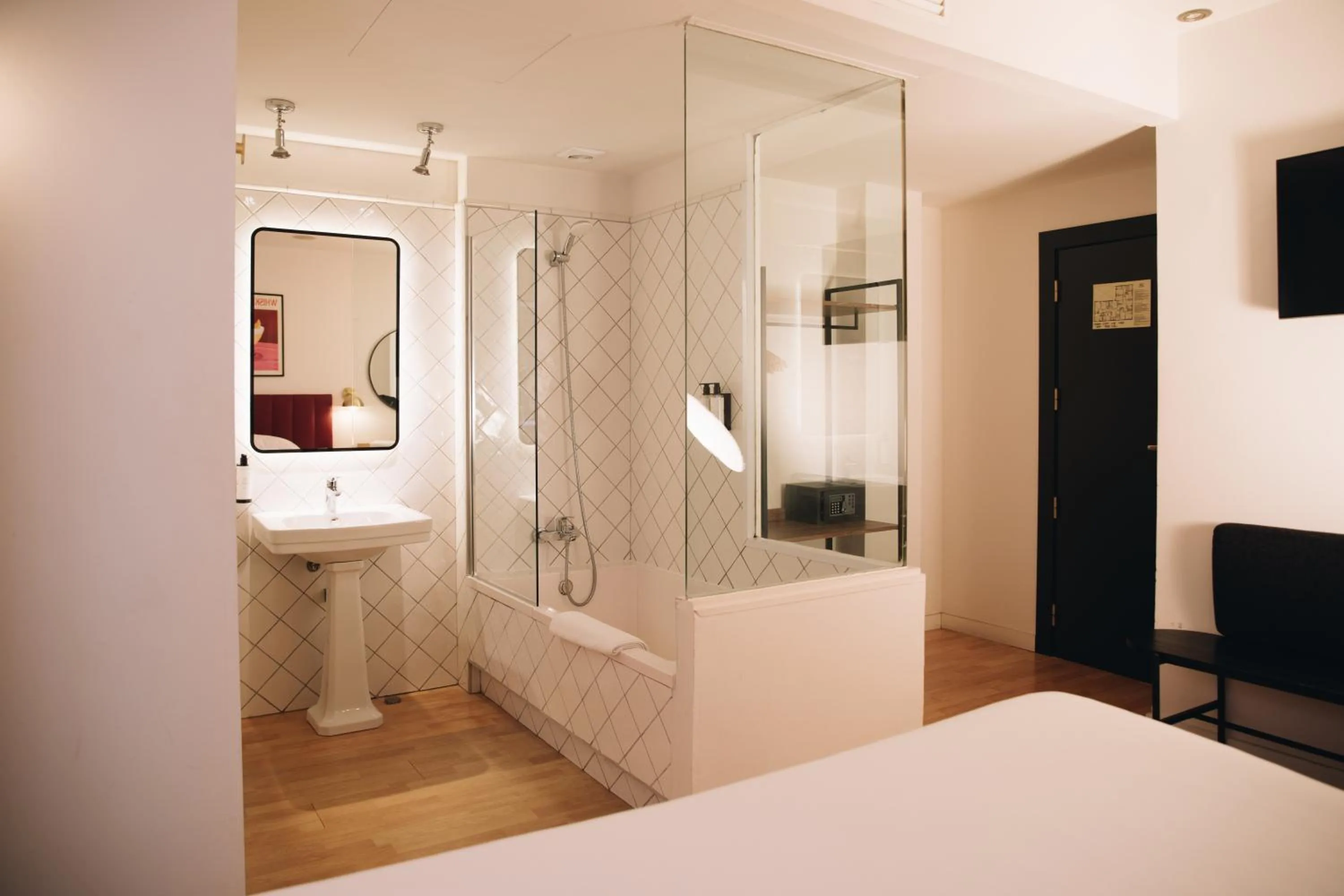 Bathroom, Bed in H La Paloma Boutique