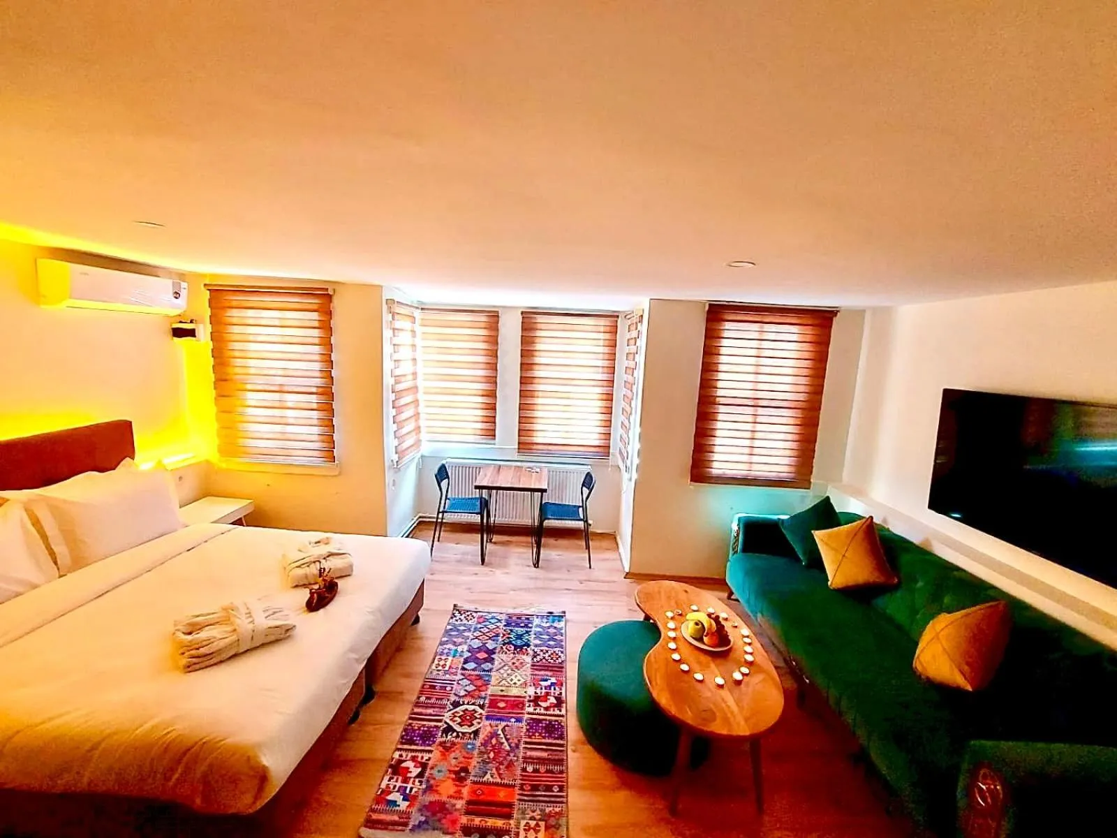 Living room, Bed in Mates Port Hotel