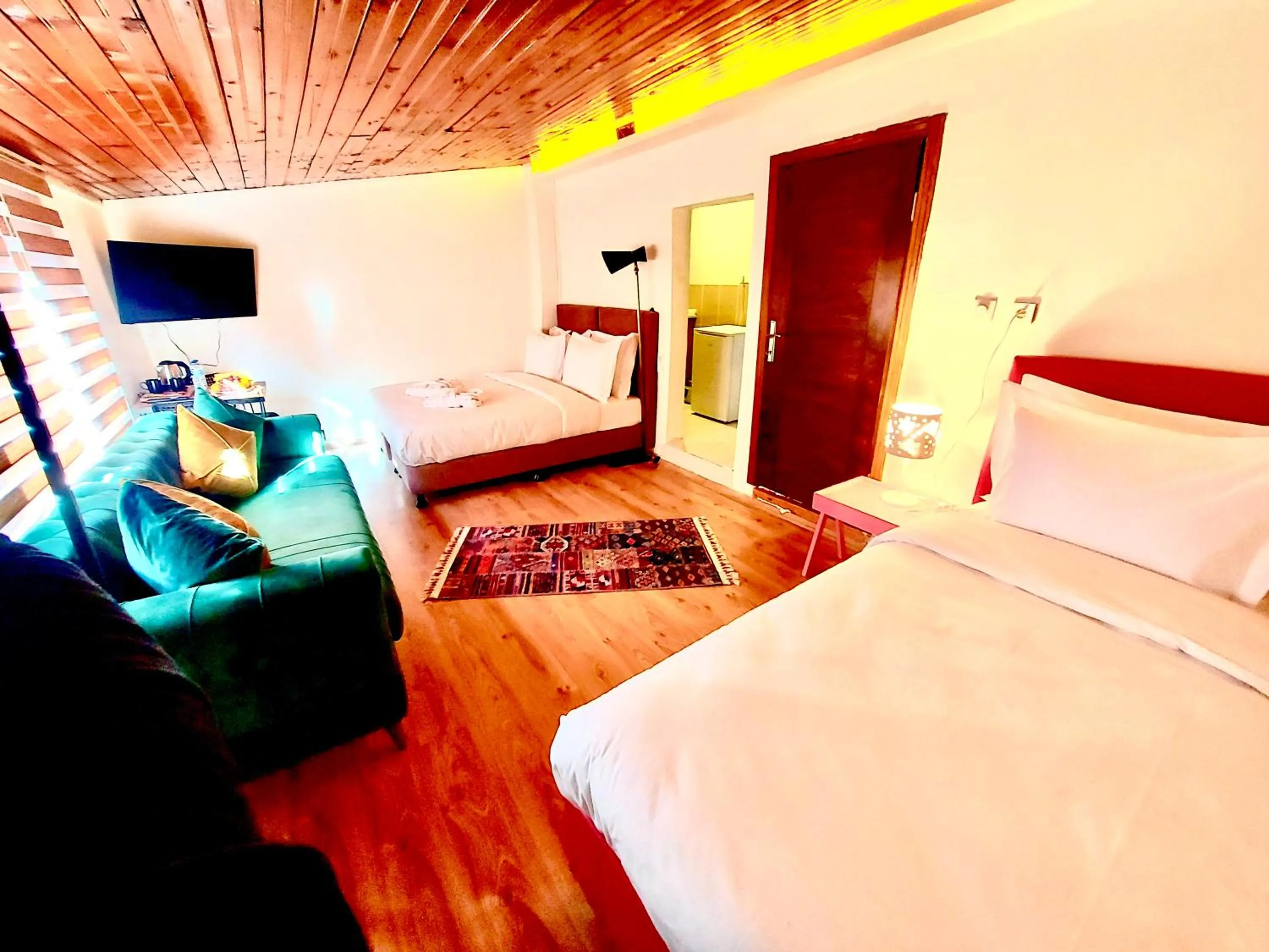 Living room, Bed in Mates Port Hotel