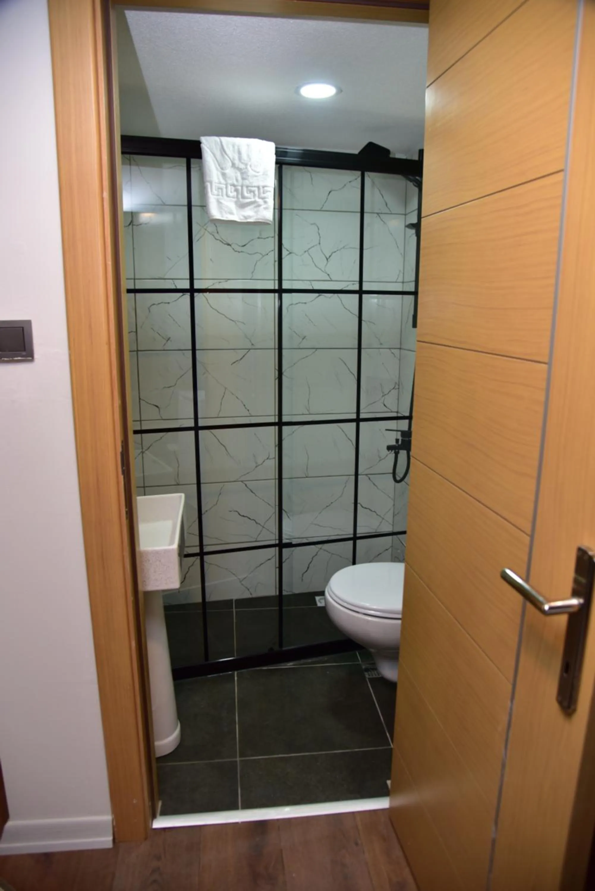 Shower in Mates Port Hotel