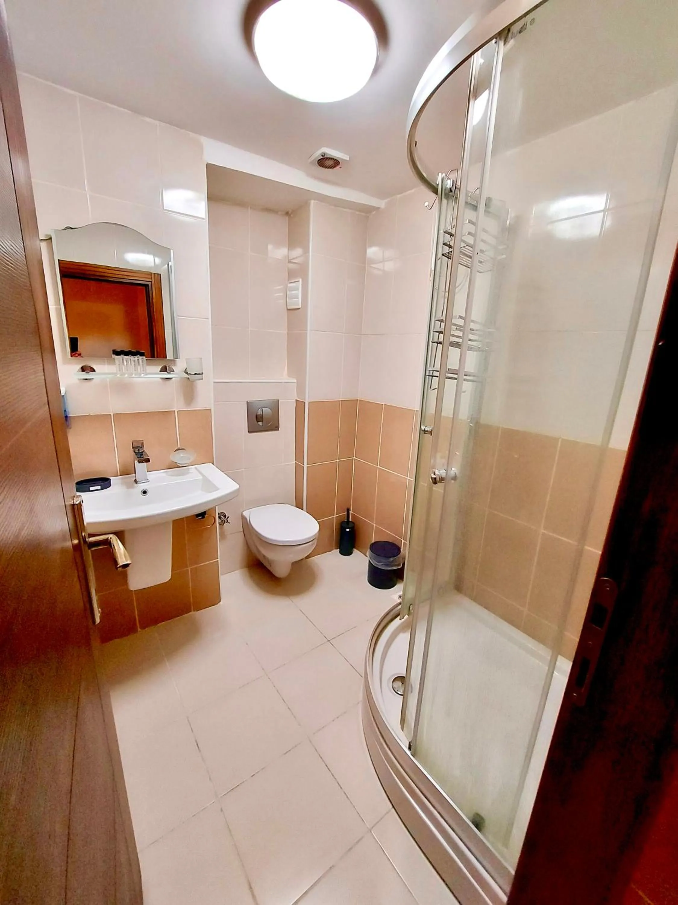 Shower in Mates Port Hotel