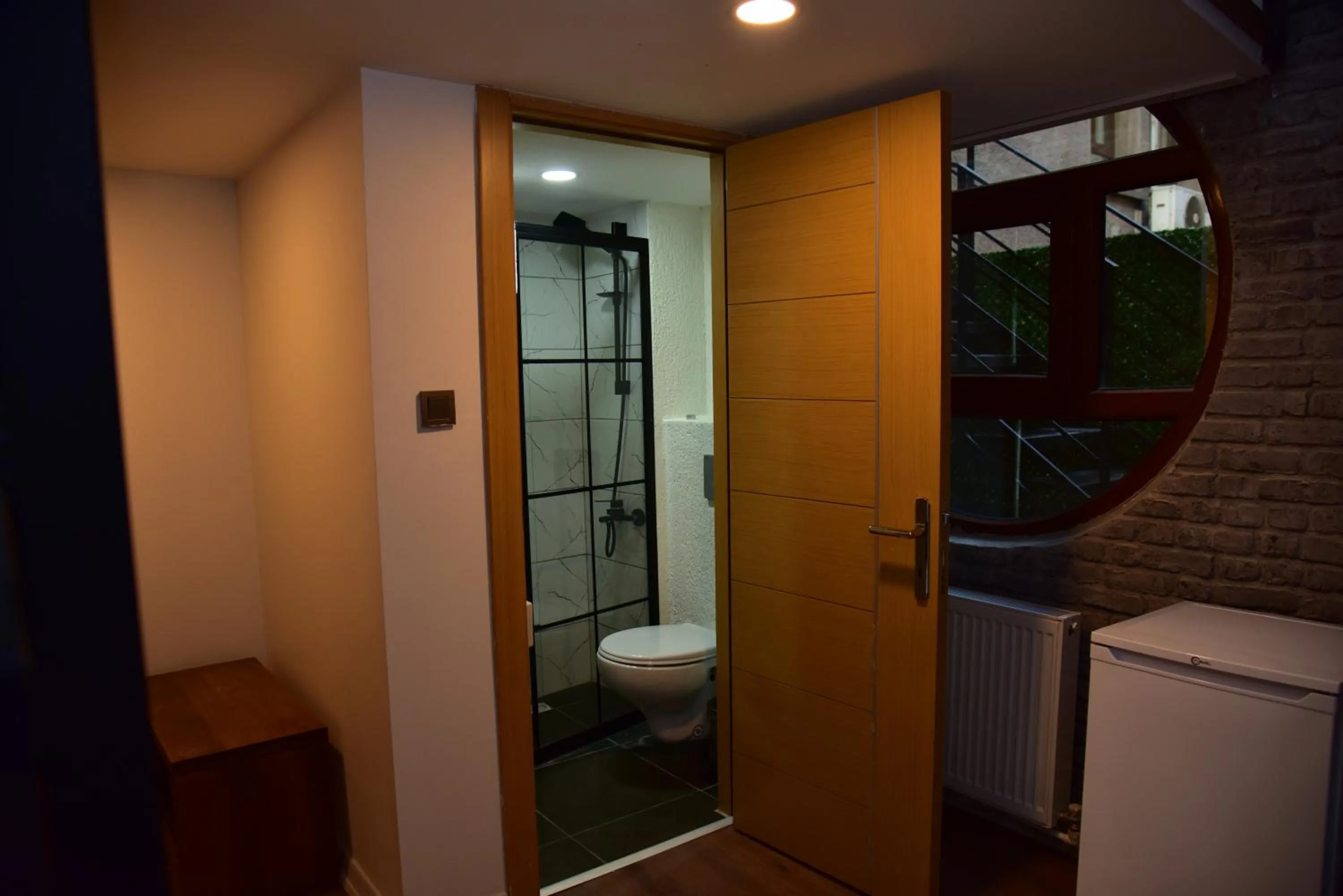 Shower in Mates Port Hotel