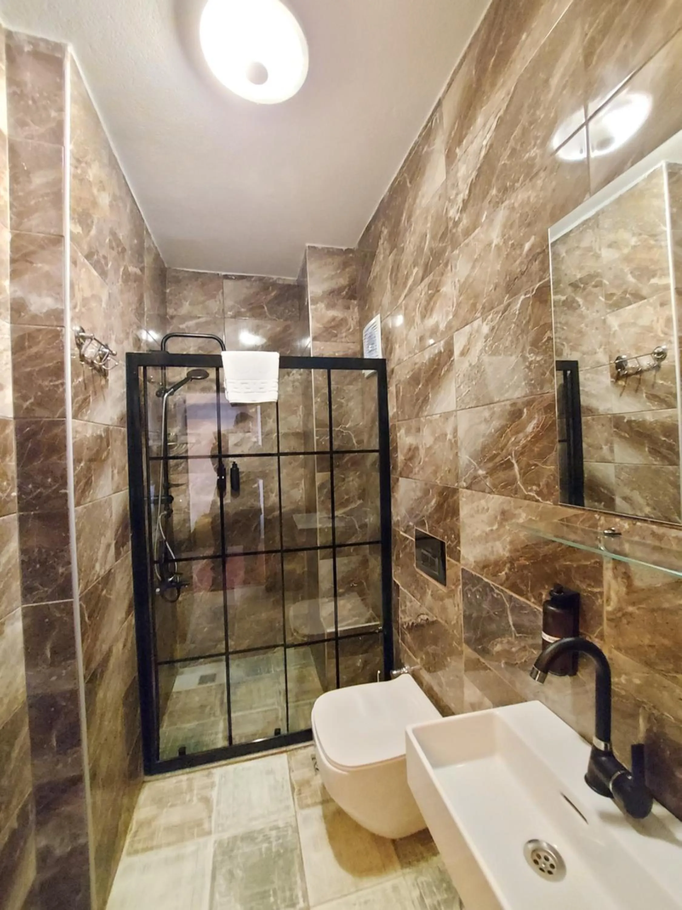 Shower in Mates Port Hotel