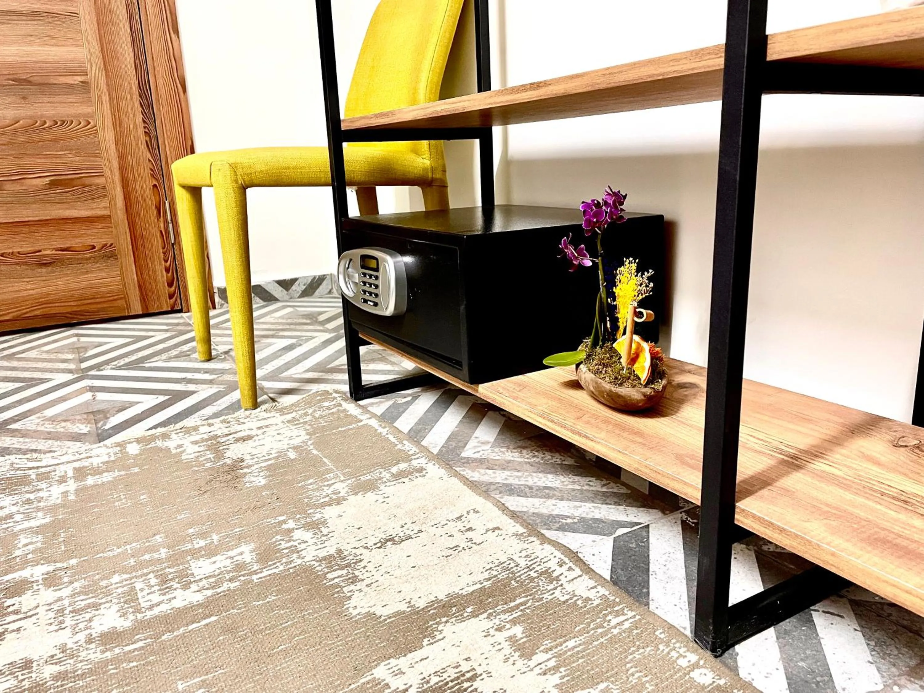 wardrobe in Mates Port Hotel