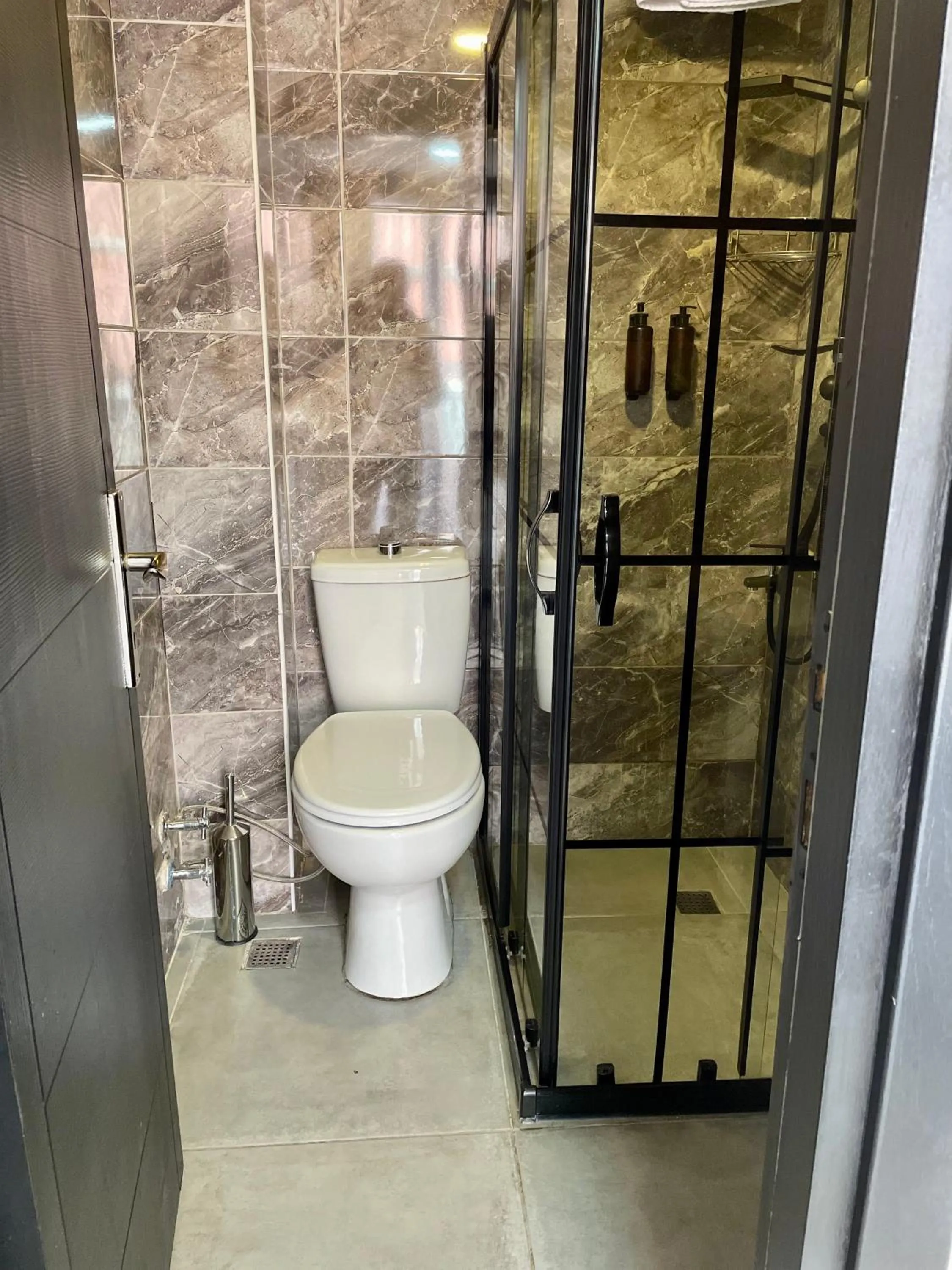 Shower in Mates Port Hotel