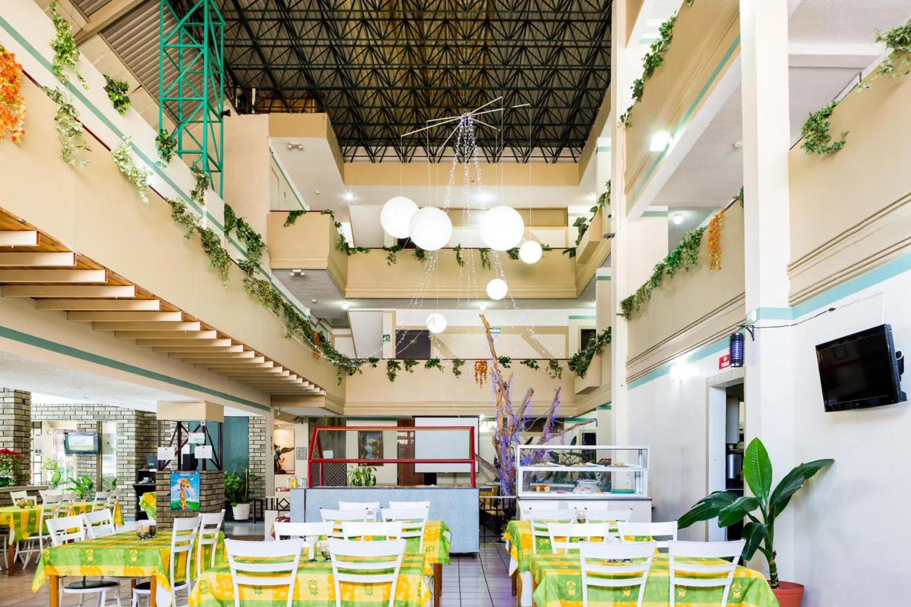 Dining area in Hotel Raldos Inn
